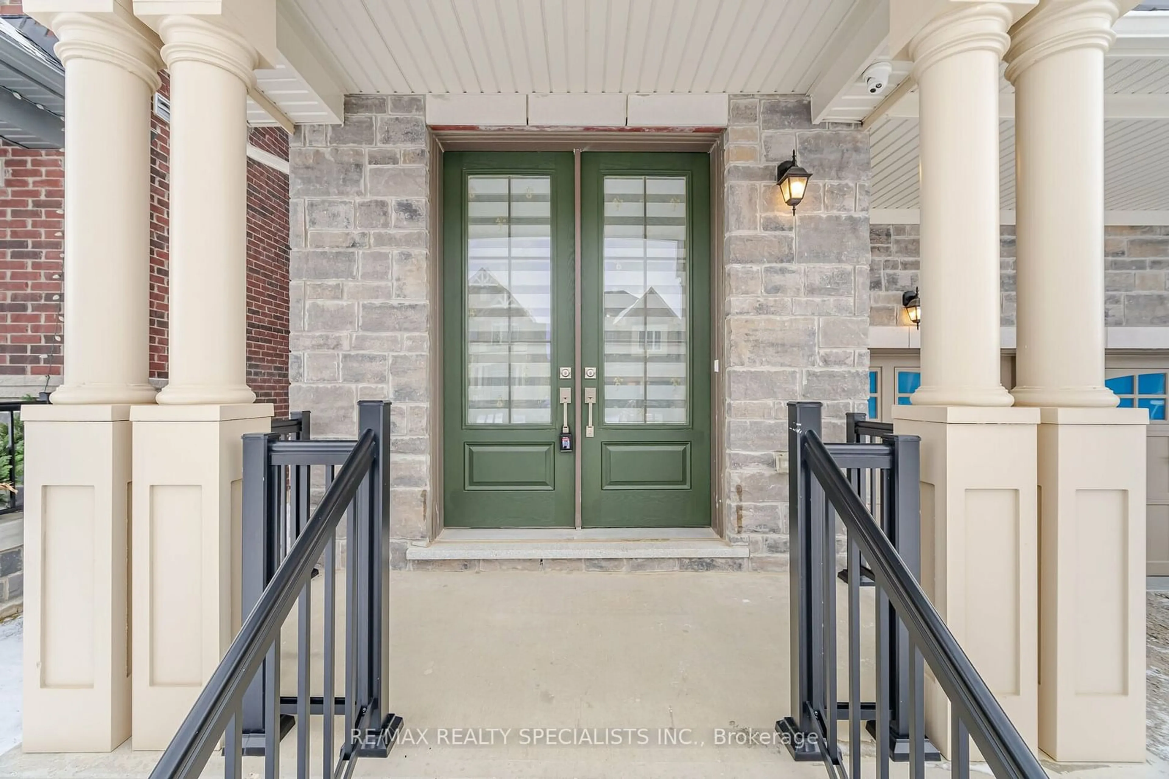 Indoor entryway for 82 Royal Fern Cres, Caledon Ontario L7C 4N1