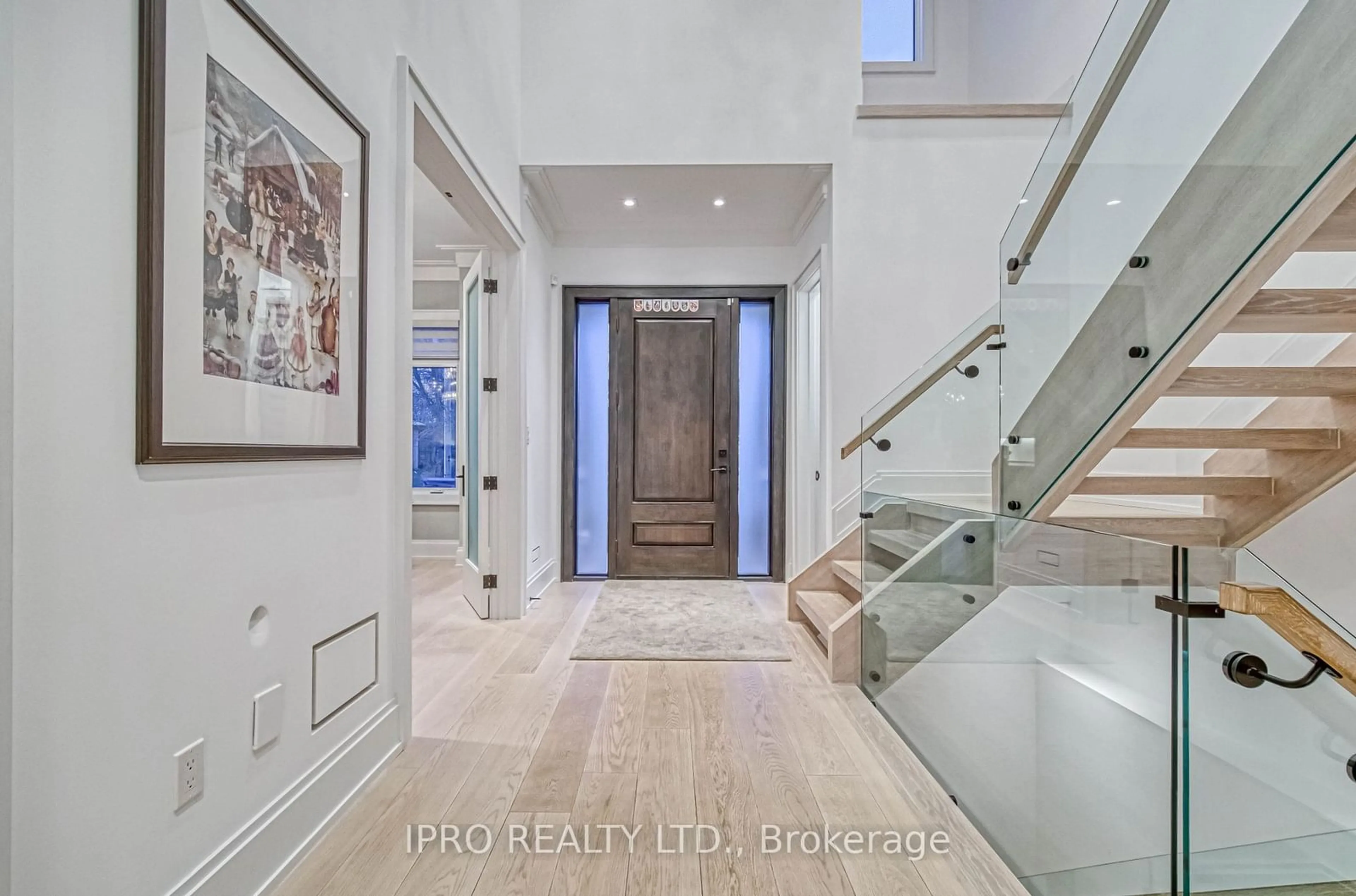 Indoor entryway for 1516 Pembroke Dr, Oakville Ontario L6H 1V9