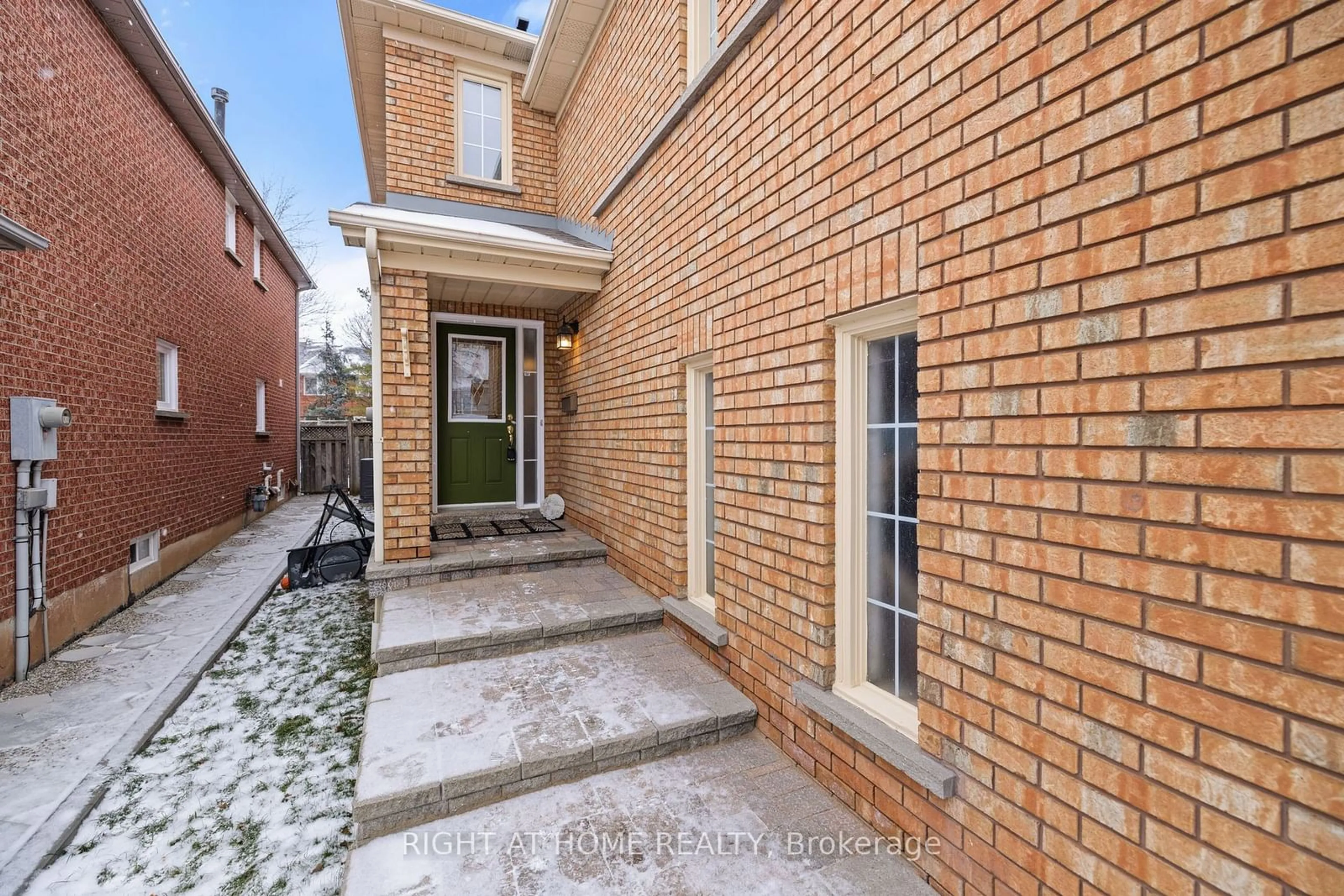 Home with brick exterior material, street for 2549 Scarth Crt, Mississauga Ontario L5M 5L2