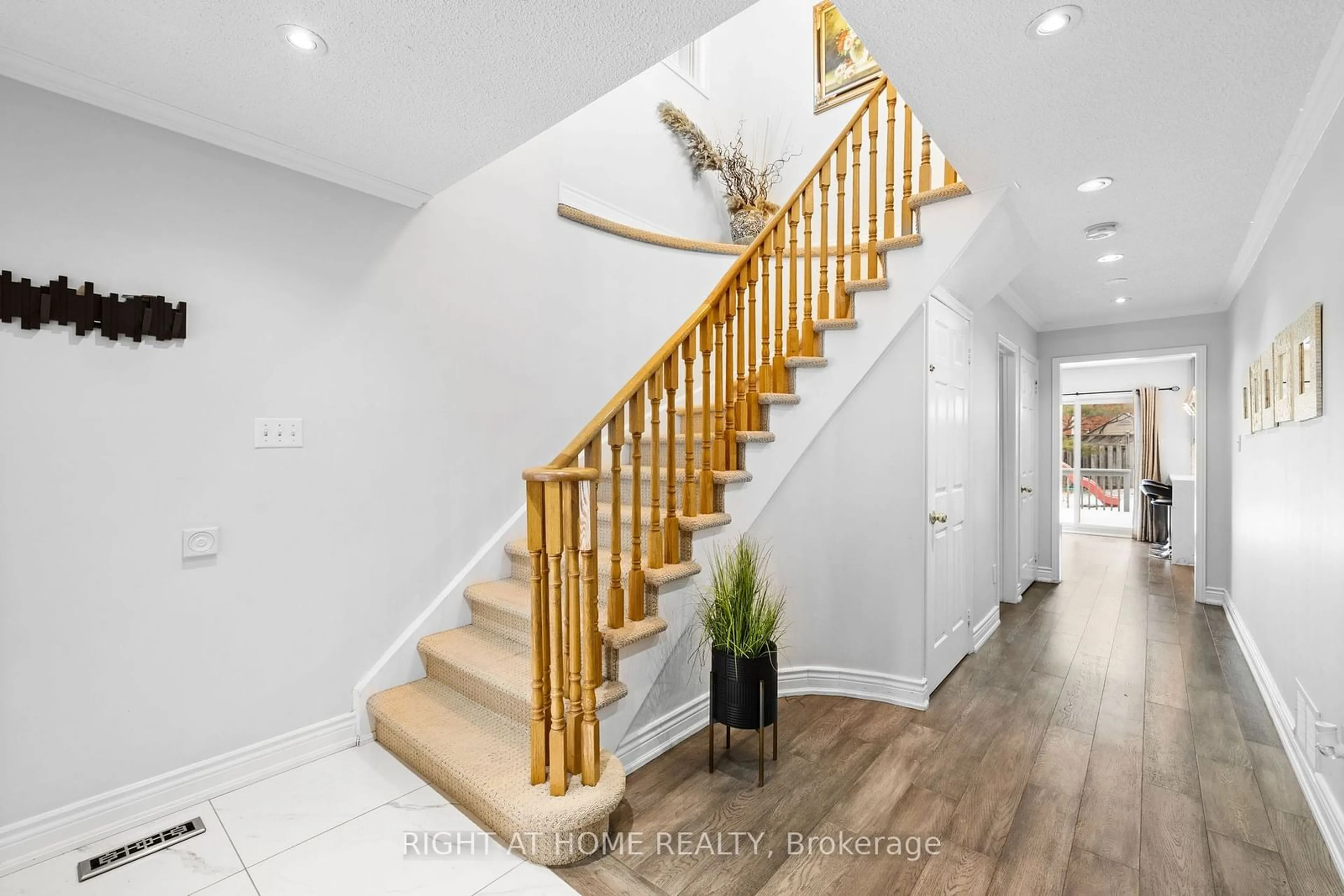 Stairs for 2549 Scarth Crt, Mississauga Ontario L5M 5L2