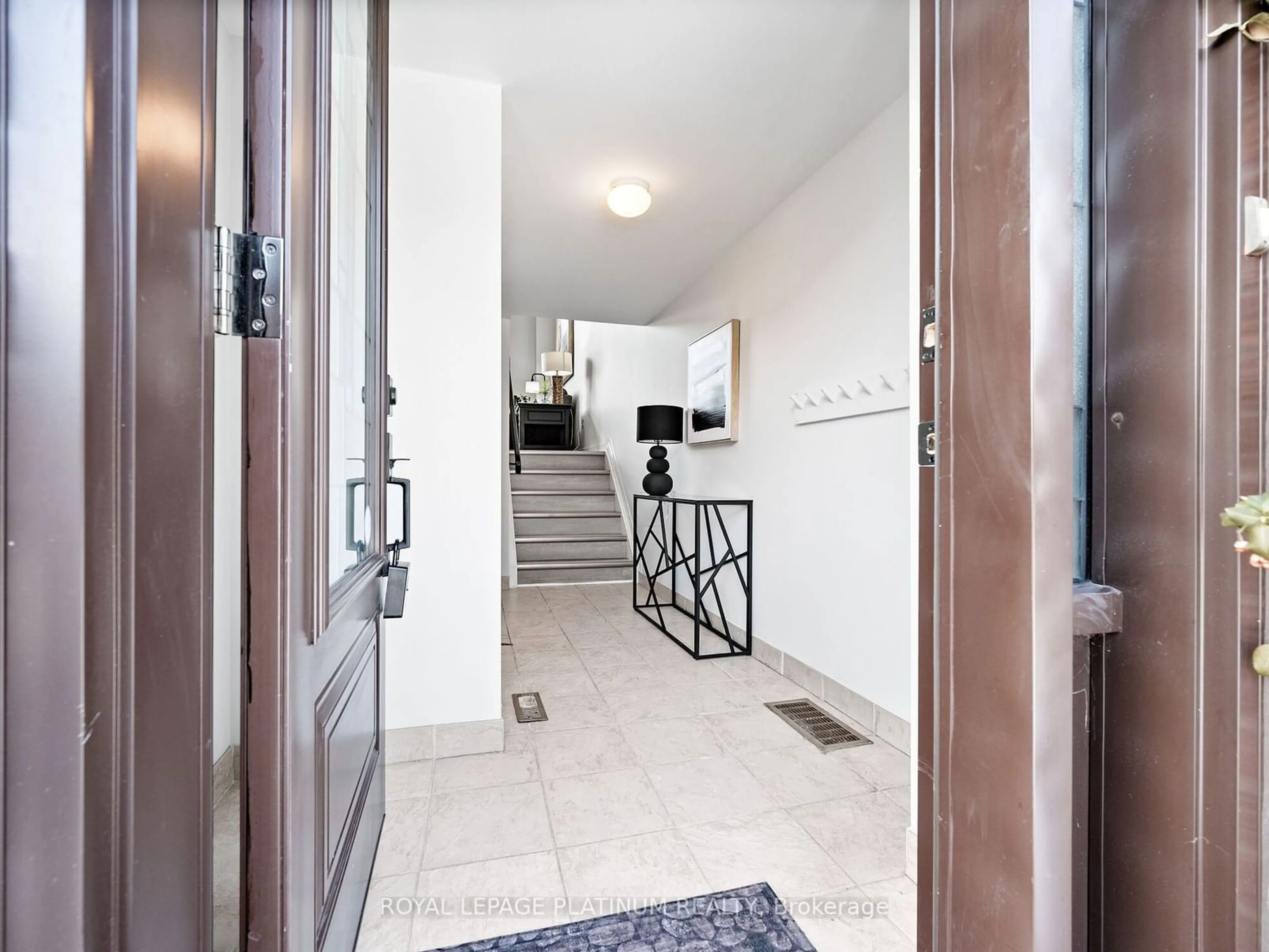 Indoor entryway for 3395 Cliff Rd #94, Mississauga Ontario L5A 3M7