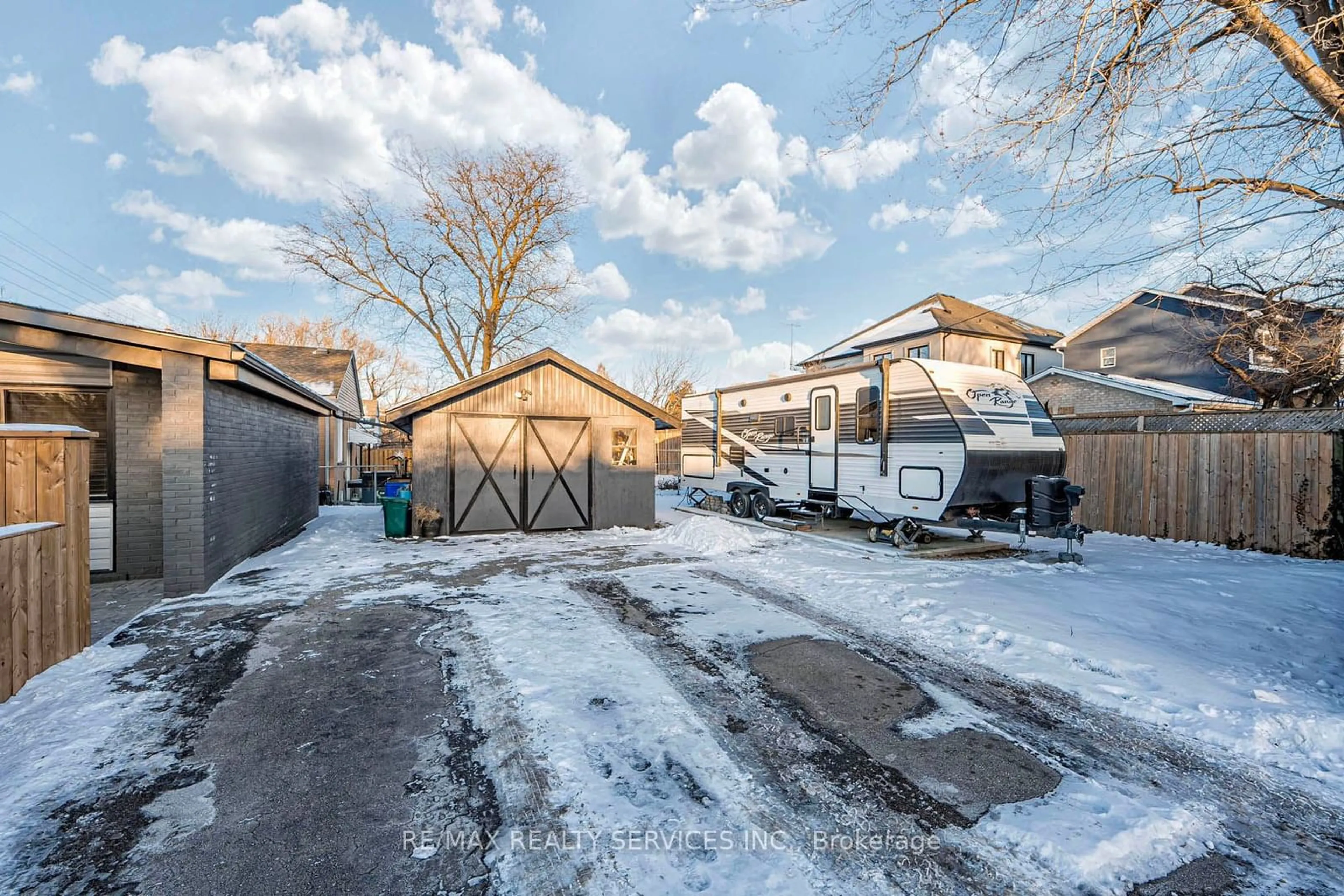 A pic from outside/outdoor area/front of a property/back of a property/a pic from drone, street for 294 Steeles Ave, Milton Ontario L9T 1Y4