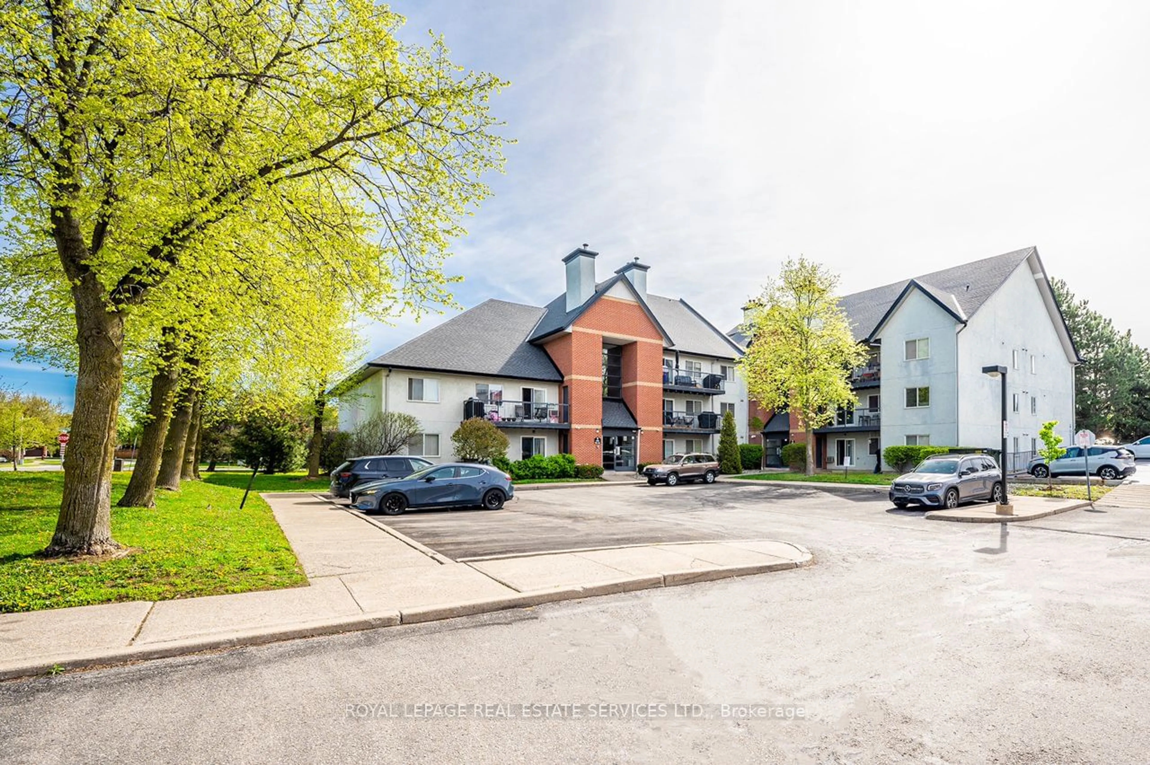 A pic from outside/outdoor area/front of a property/back of a property/a pic from drone, street for 1450 Glen Abbey Gate #1013, Oakville Ontario L6M 2V7