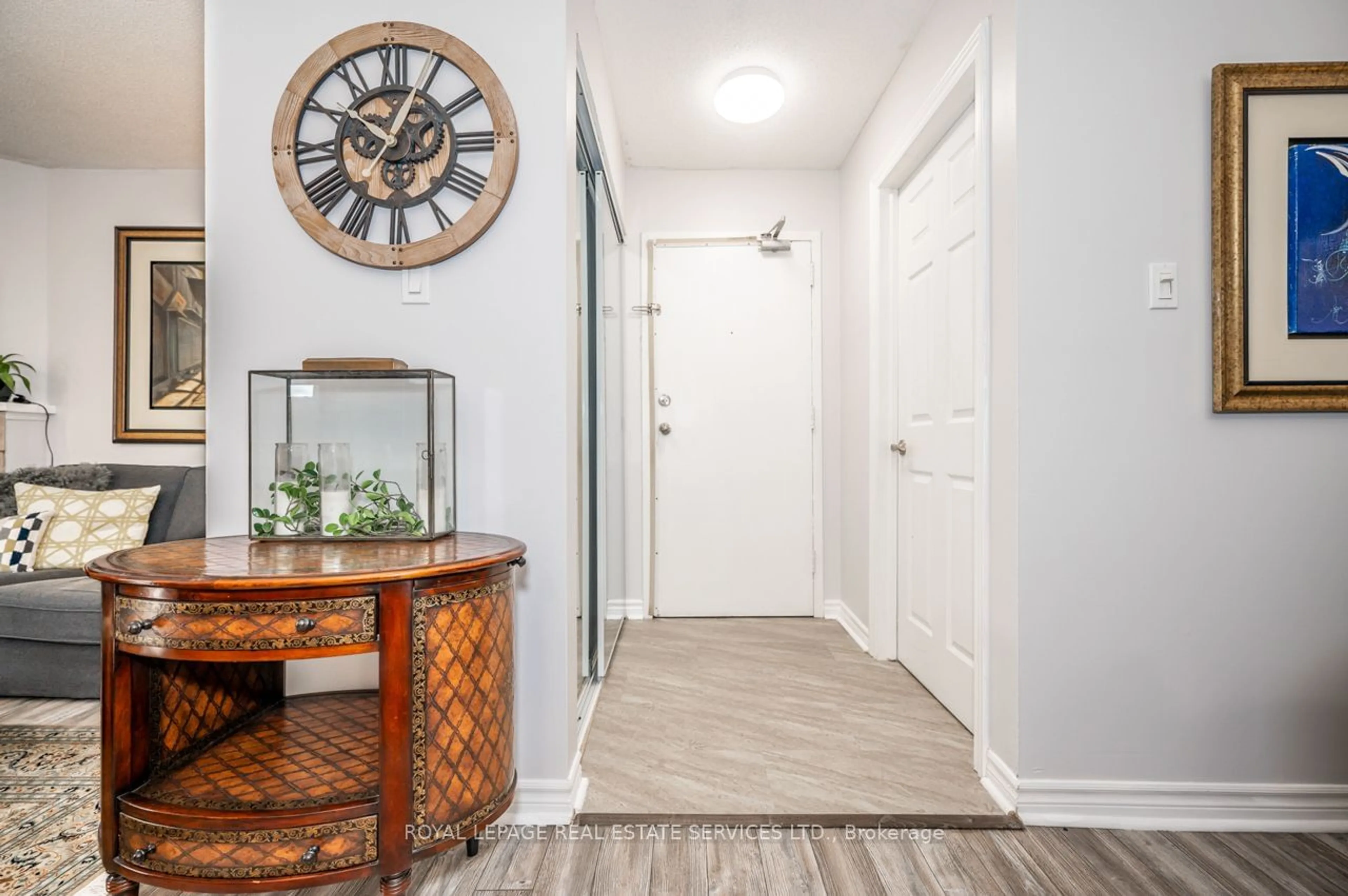 Indoor entryway for 1450 Glen Abbey Gate #1013, Oakville Ontario L6M 2V7