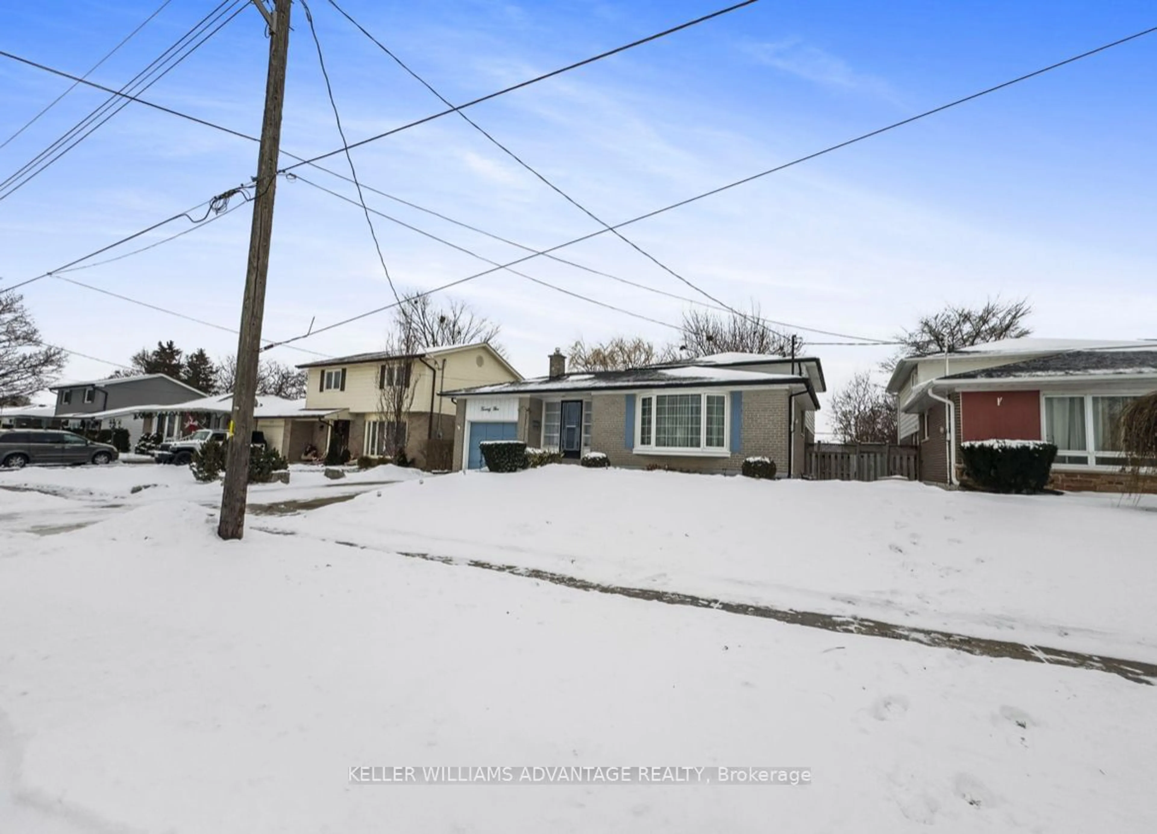 A pic from outside/outdoor area/front of a property/back of a property/a pic from drone, street for 25 Moultrey Cres, Halton Hills Ontario L7G 4N4