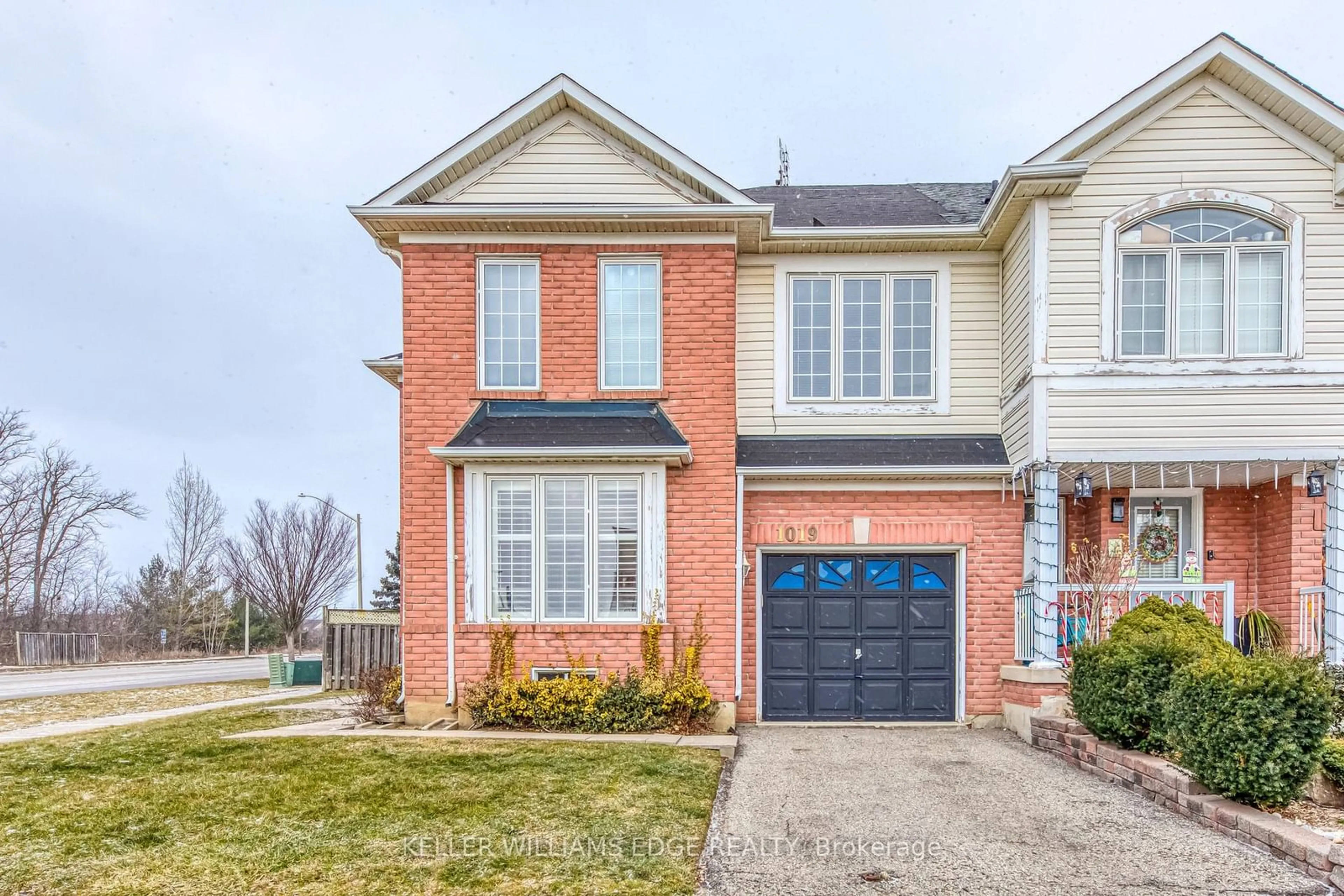 Home with brick exterior material, street for 1019 Kennedy Circ, Milton Ontario L9T 5S4