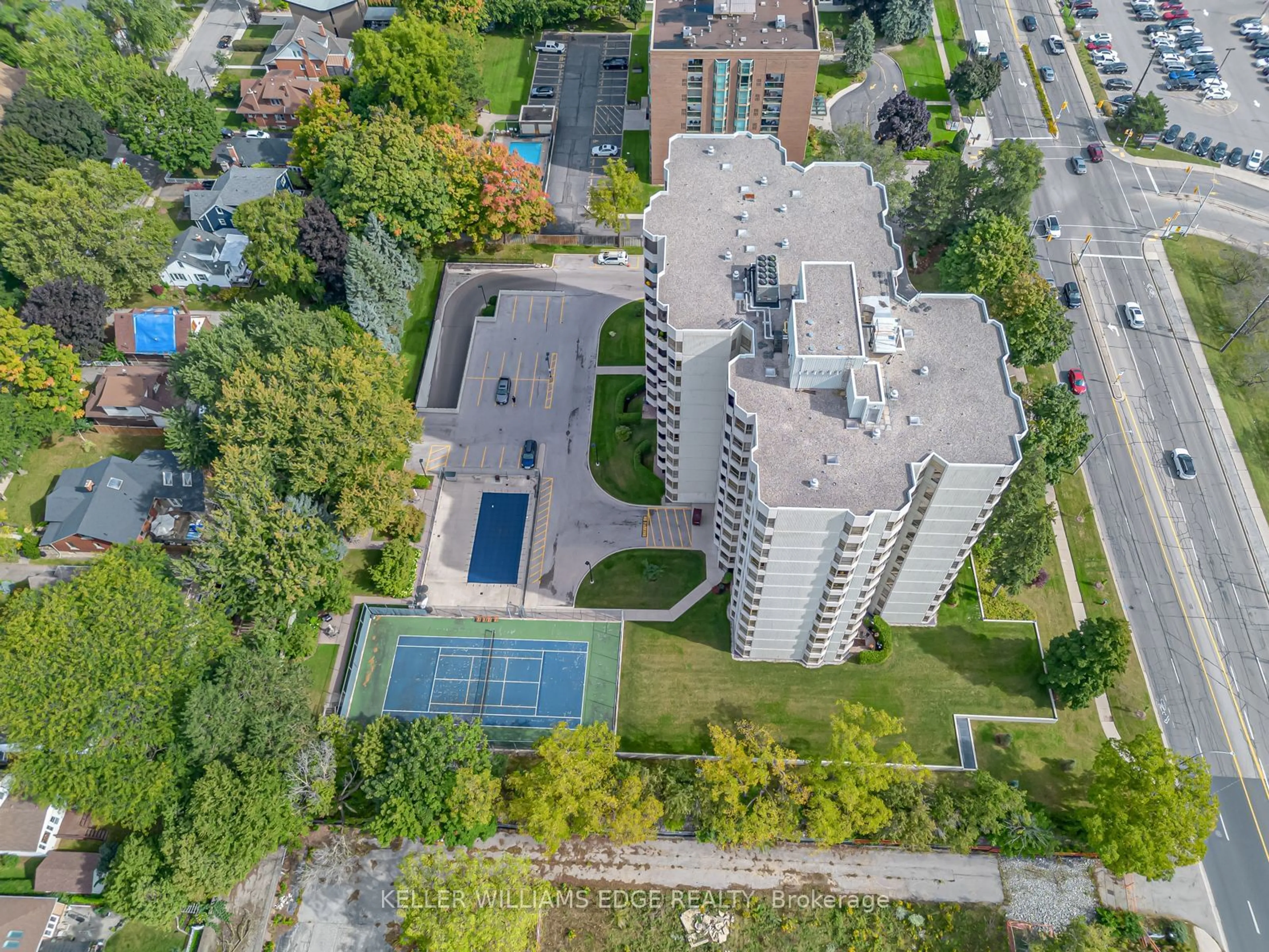 A pic from outside/outdoor area/front of a property/back of a property/a pic from drone, city buildings view from balcony for 1201 North Shore Blvd #606, Burlington Ontario L7S 1Z5