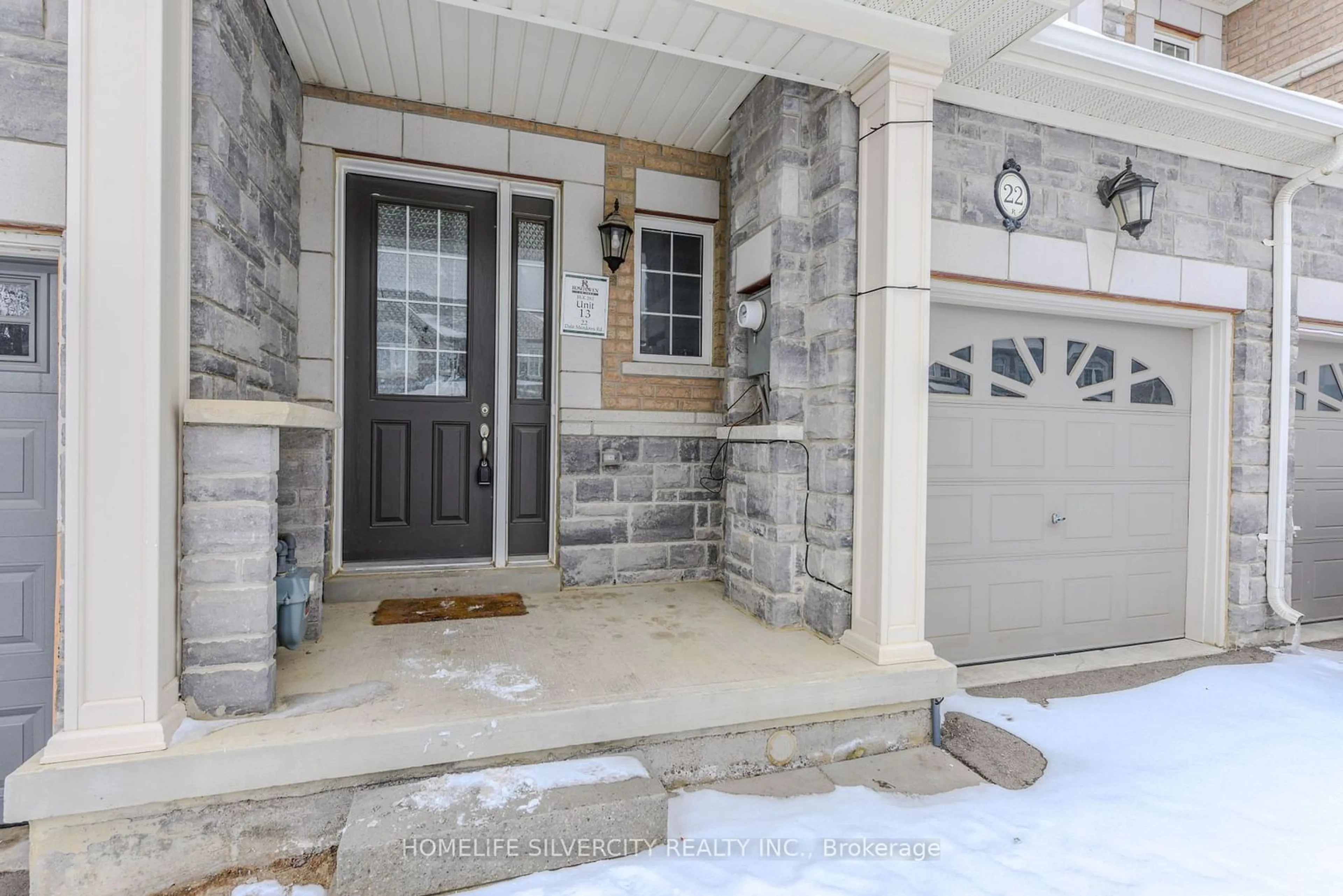 Indoor entryway for 22 Dale Meadows Rd, Brampton Ontario L7A 0B7