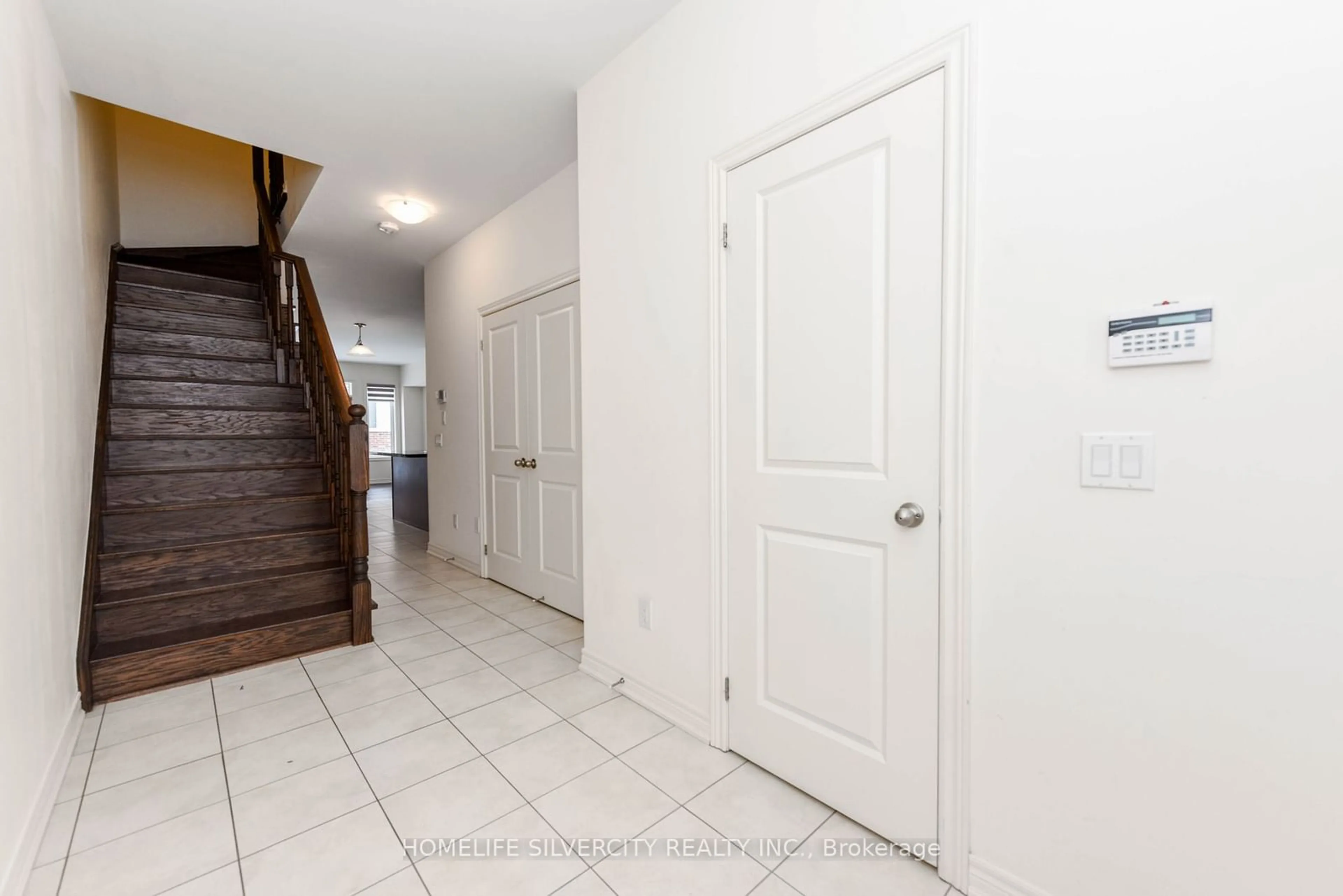 Indoor entryway for 22 Dale Meadows Rd, Brampton Ontario L7A 0B7