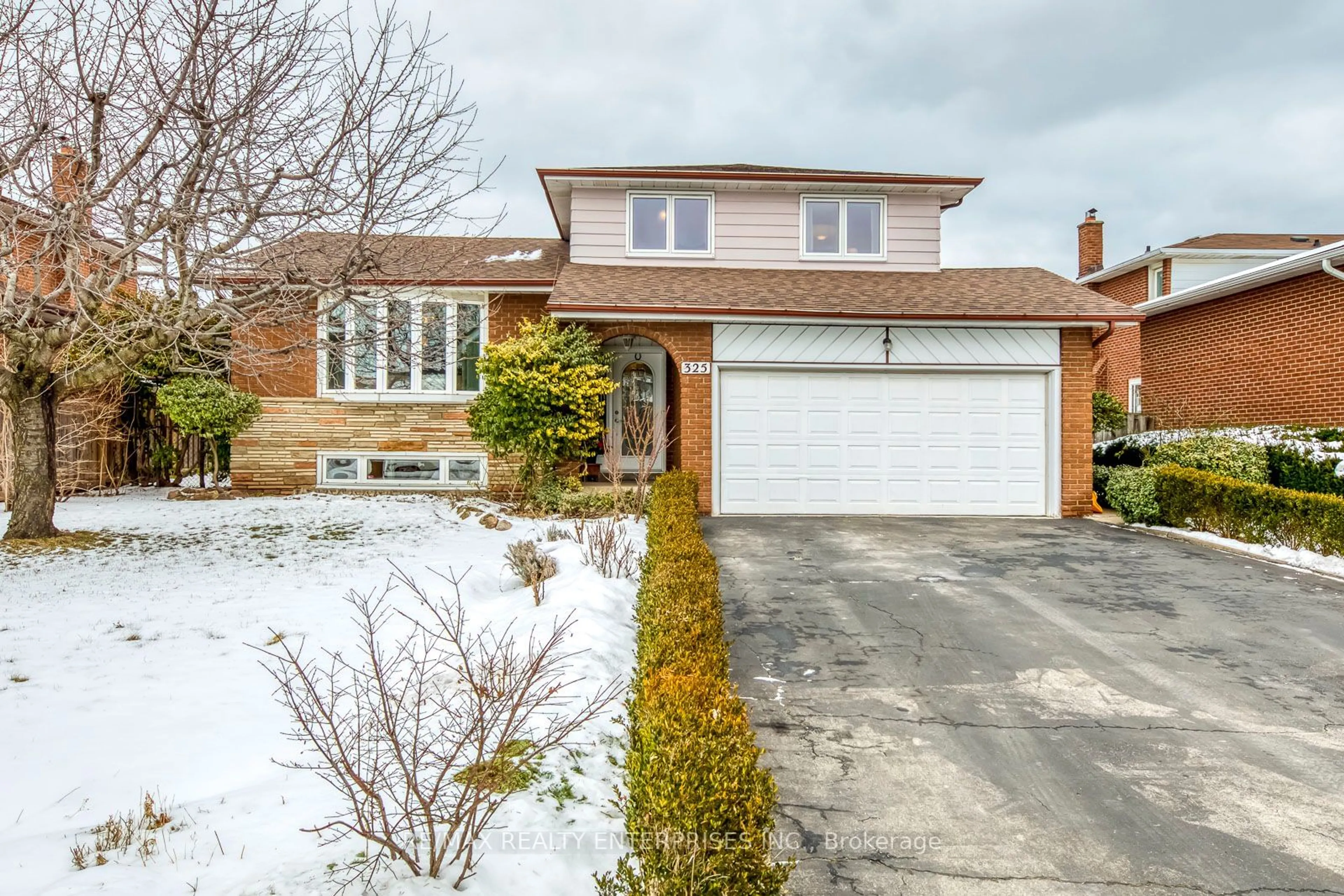 Home with brick exterior material, street for 325 Ulric Cres, Oakville Ontario L6K 3R3