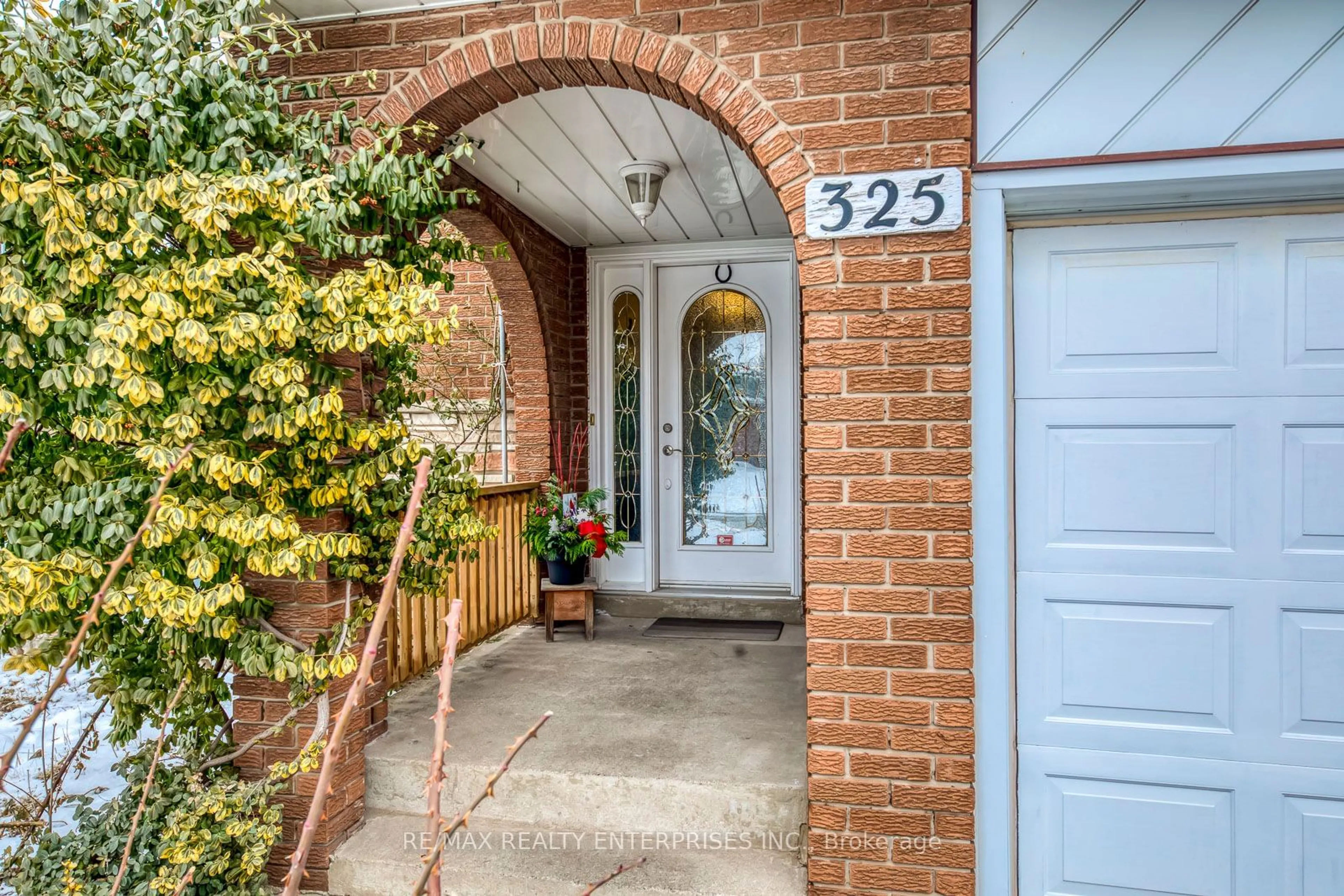 Indoor entryway for 325 Ulric Cres, Oakville Ontario L6K 3R3