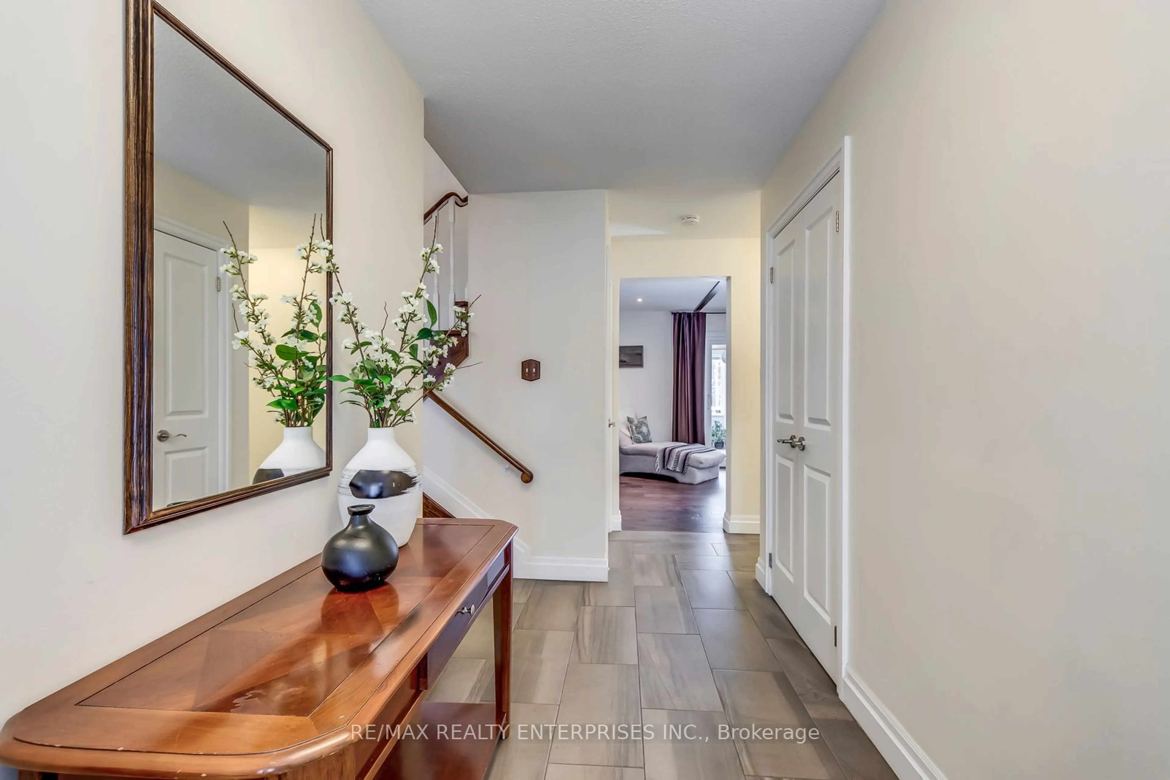 Indoor entryway for 325 Ulric Cres, Oakville Ontario L6K 3R3