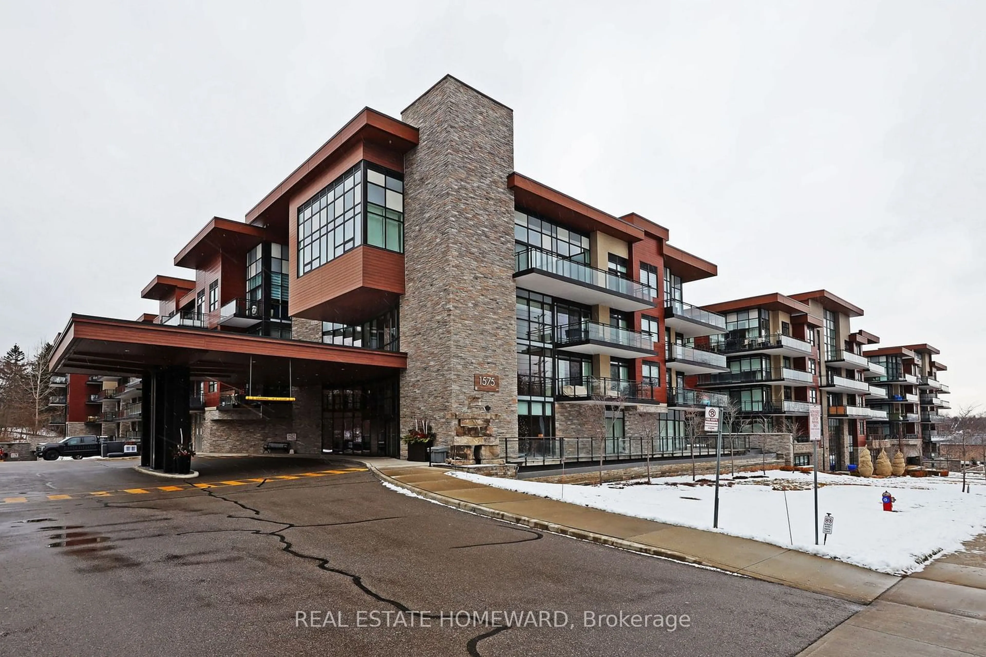 Patio, unknown for 1575 Lakeshore Rd #108, Mississauga Ontario L5J 0B1