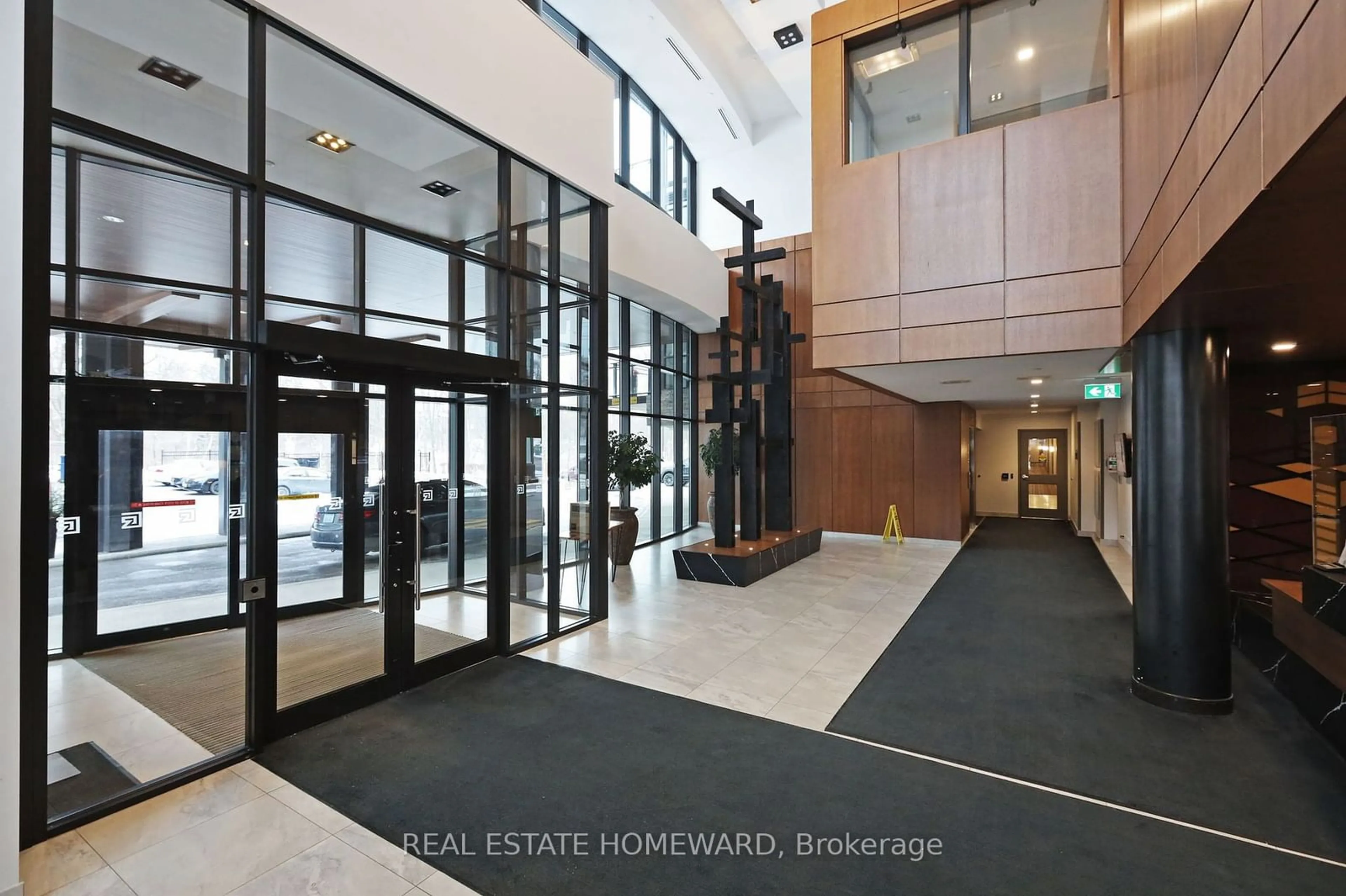 Indoor foyer for 1575 Lakeshore Rd #108, Mississauga Ontario L5J 0B1