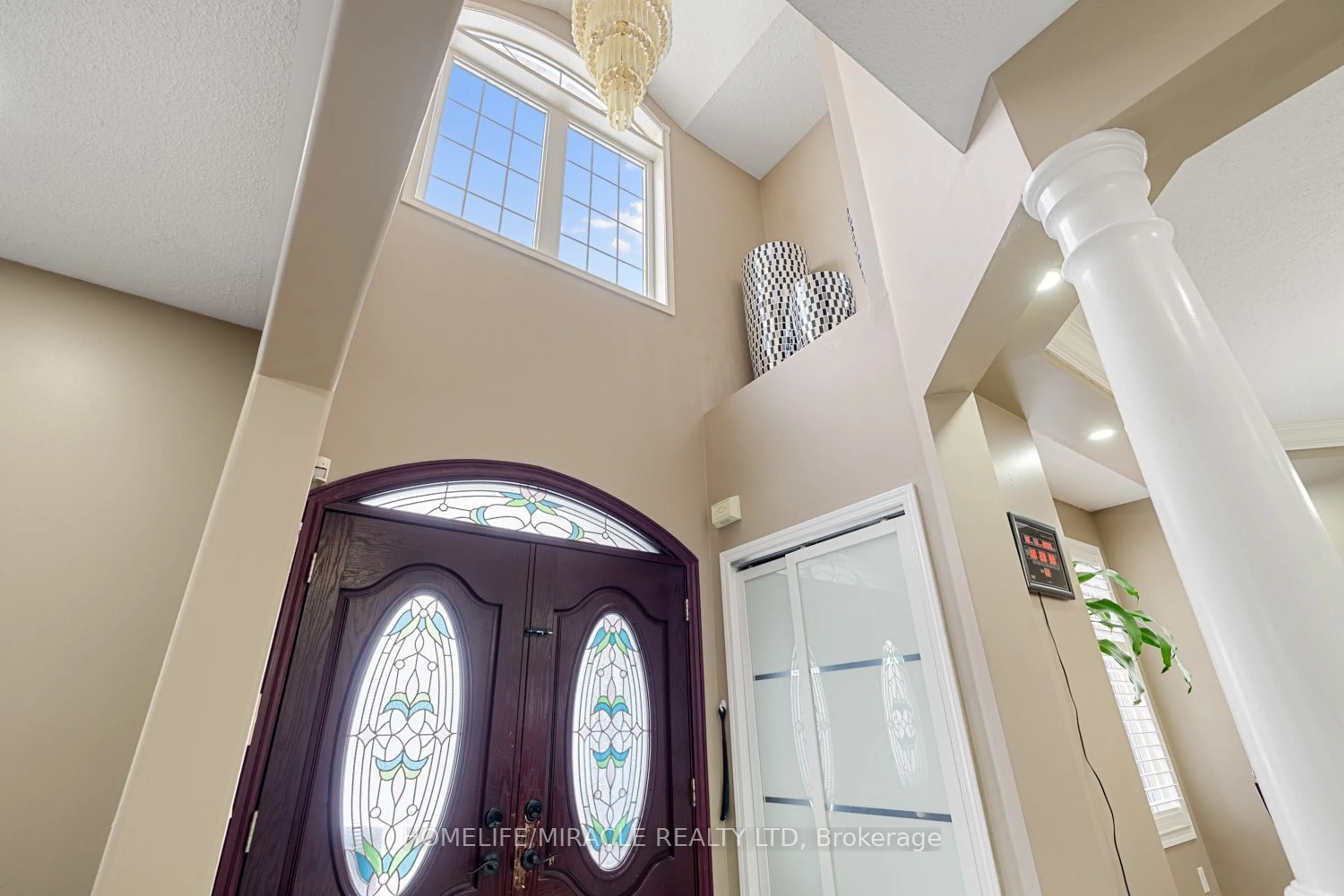 Indoor entryway for 38 Sparta Dr, Brampton Ontario L6P 1H8