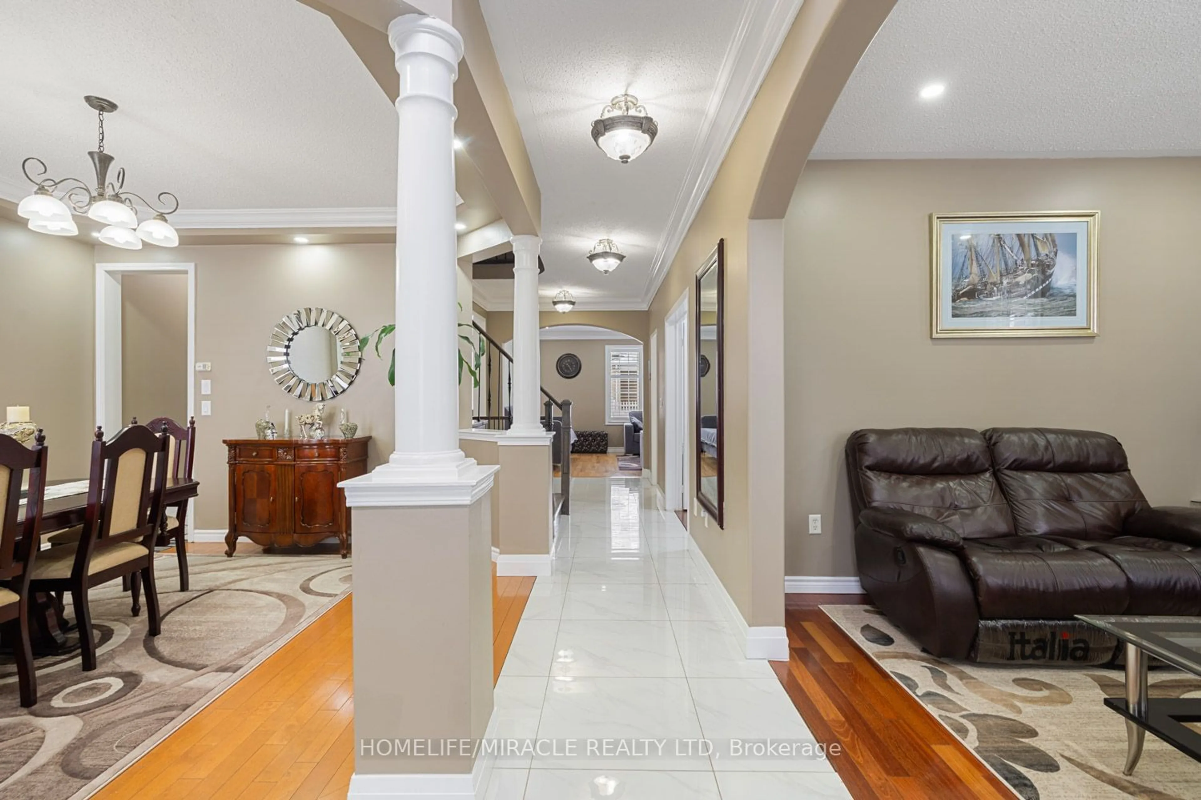 Indoor foyer for 38 Sparta Dr, Brampton Ontario L6P 1H8