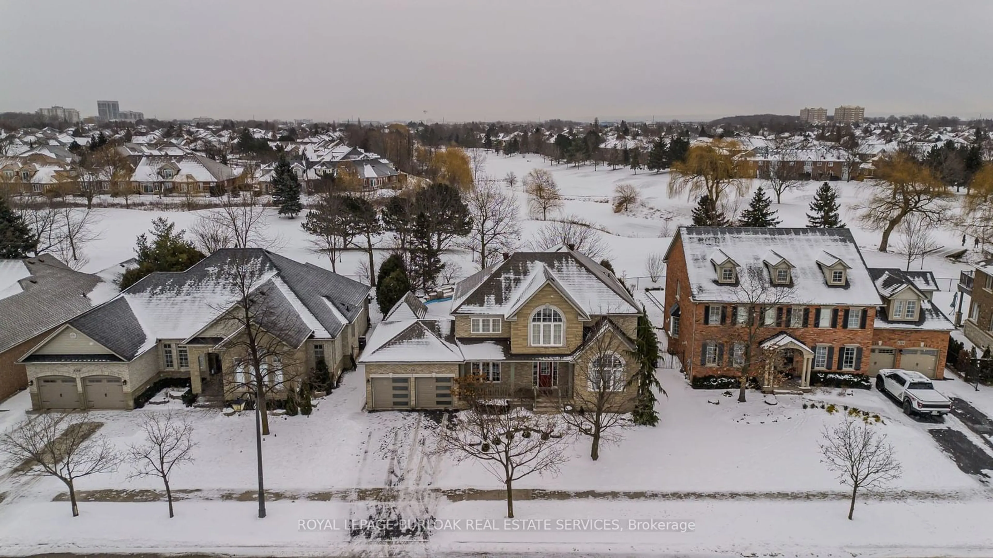 A pic from outside/outdoor area/front of a property/back of a property/a pic from drone, street for 4286 Clubview Dr, Burlington Ontario L7M 4X1