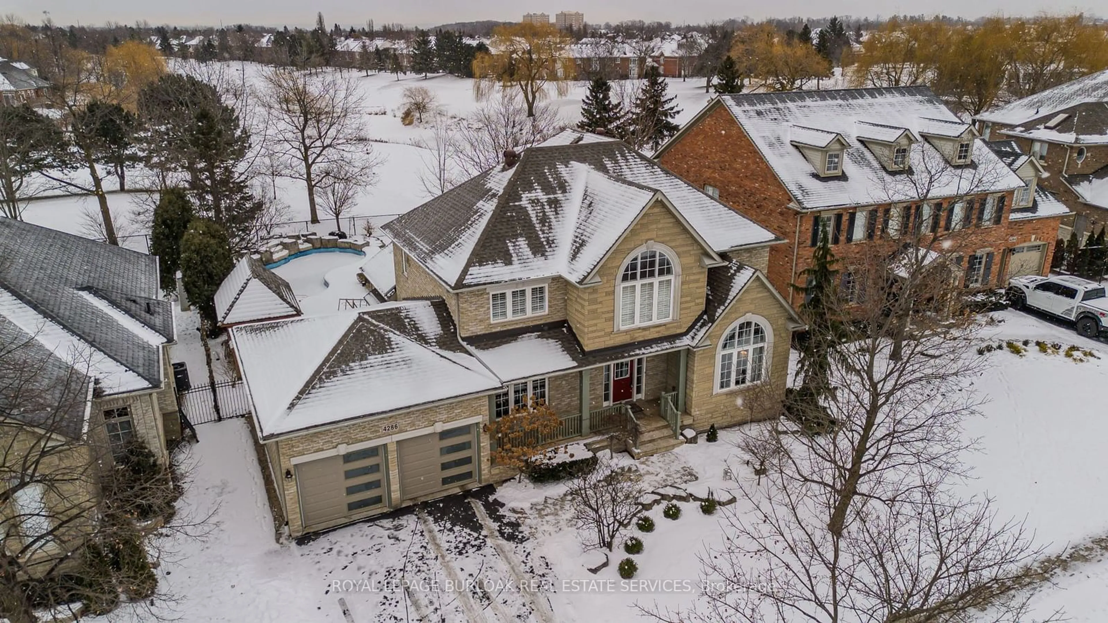 A pic from outside/outdoor area/front of a property/back of a property/a pic from drone, street for 4286 Clubview Dr, Burlington Ontario L7M 4X1