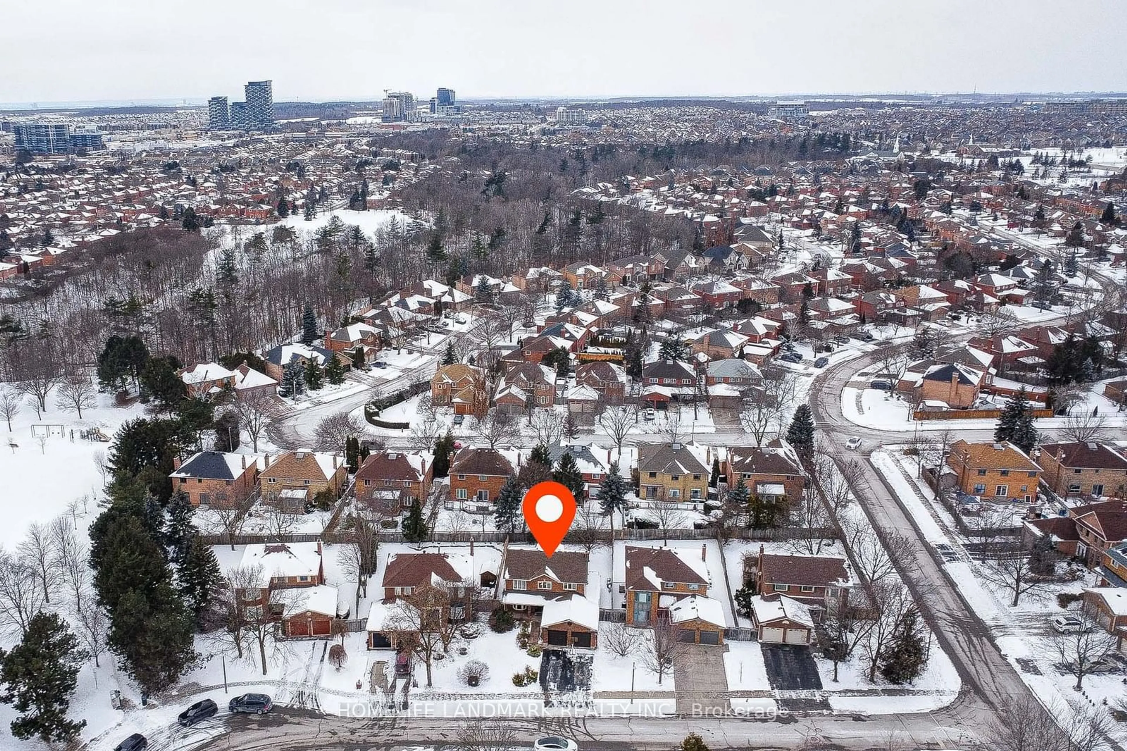 A pic from outside/outdoor area/front of a property/back of a property/a pic from drone, unknown for 424 Golden Oak Dr, Oakville Ontario L6H 3Y2