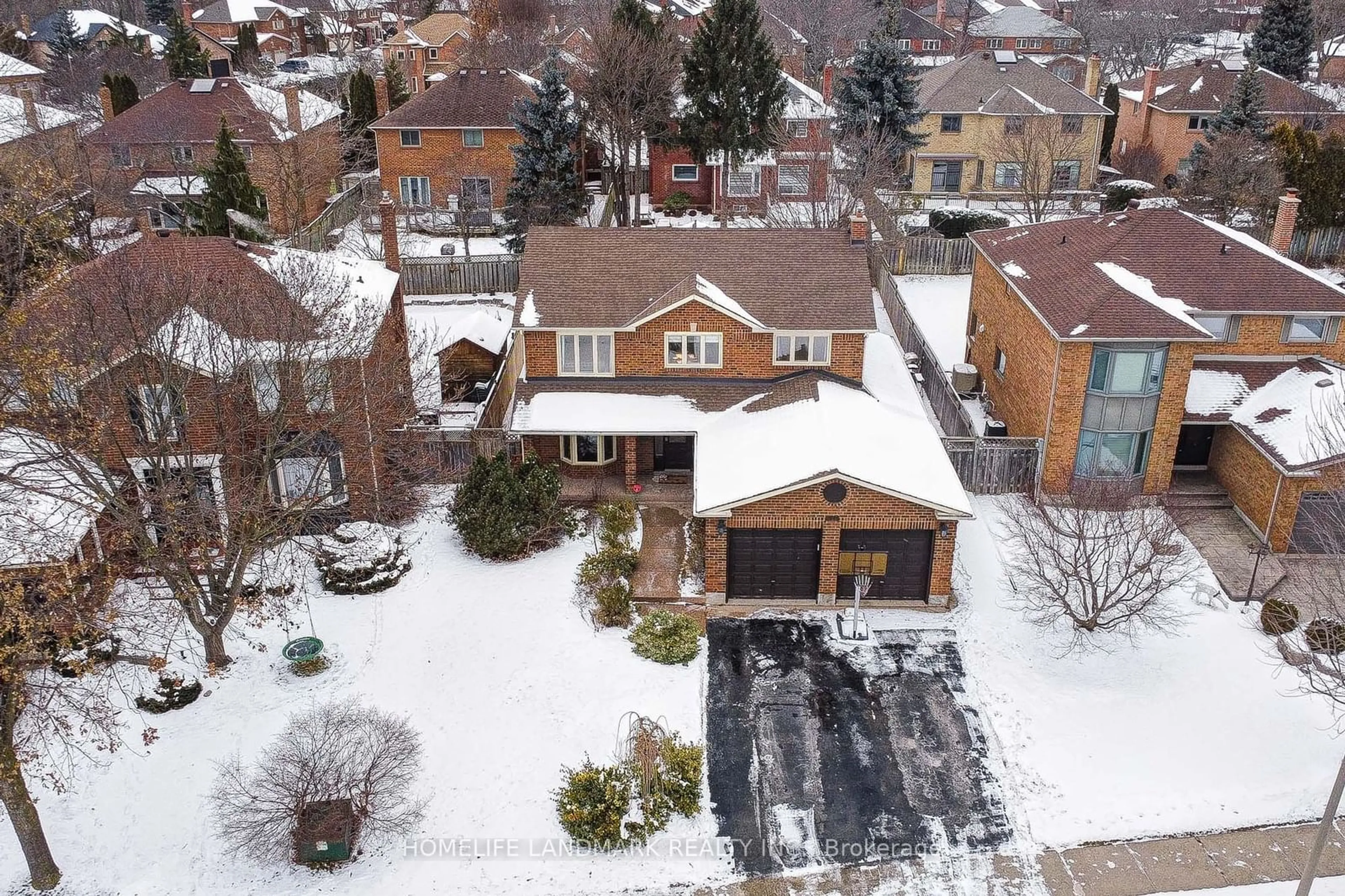 A pic from outside/outdoor area/front of a property/back of a property/a pic from drone, street for 424 Golden Oak Dr, Oakville Ontario L6H 3Y2