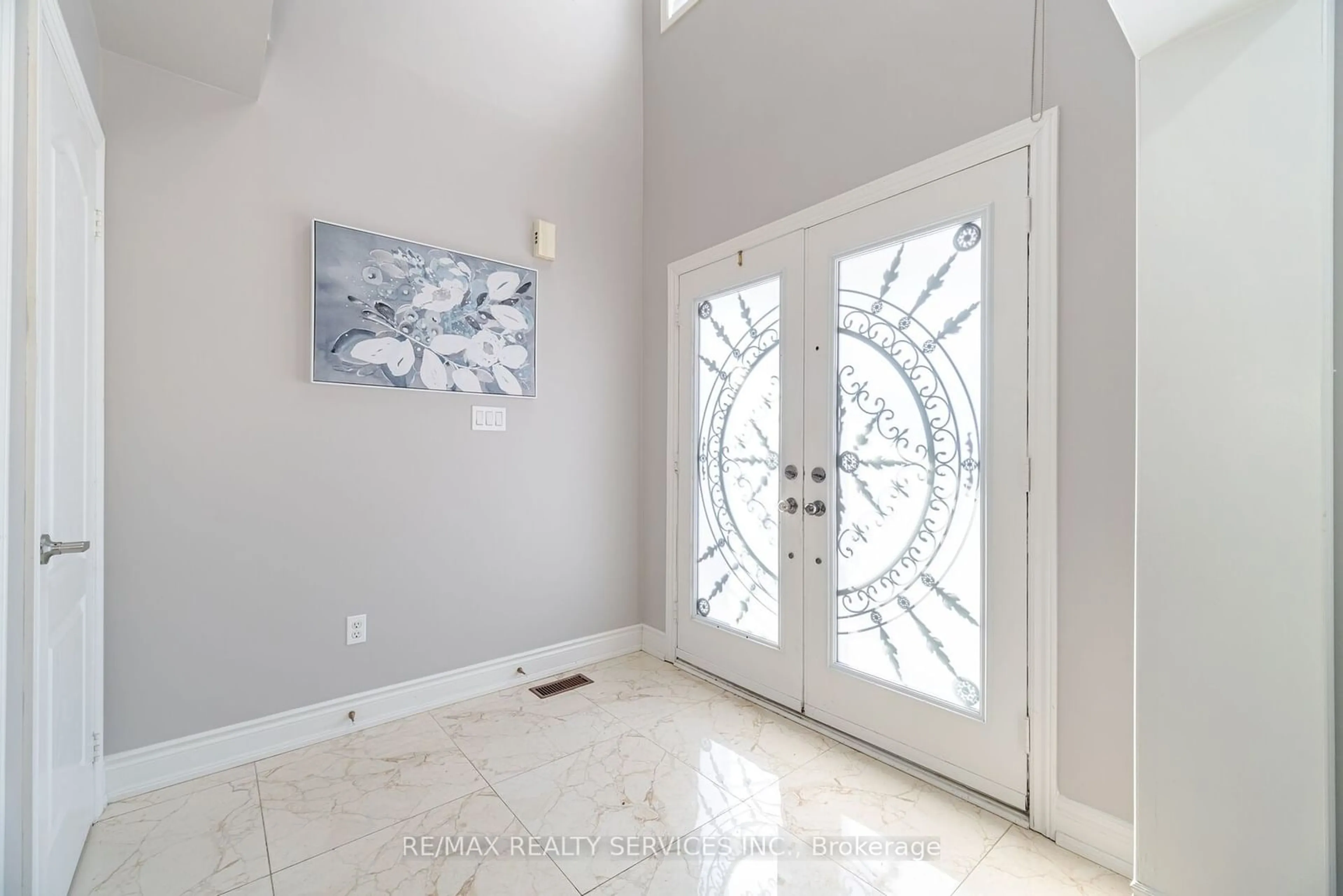 Indoor entryway for 11 Briardale Rd, Brampton Ontario L7A 1S6