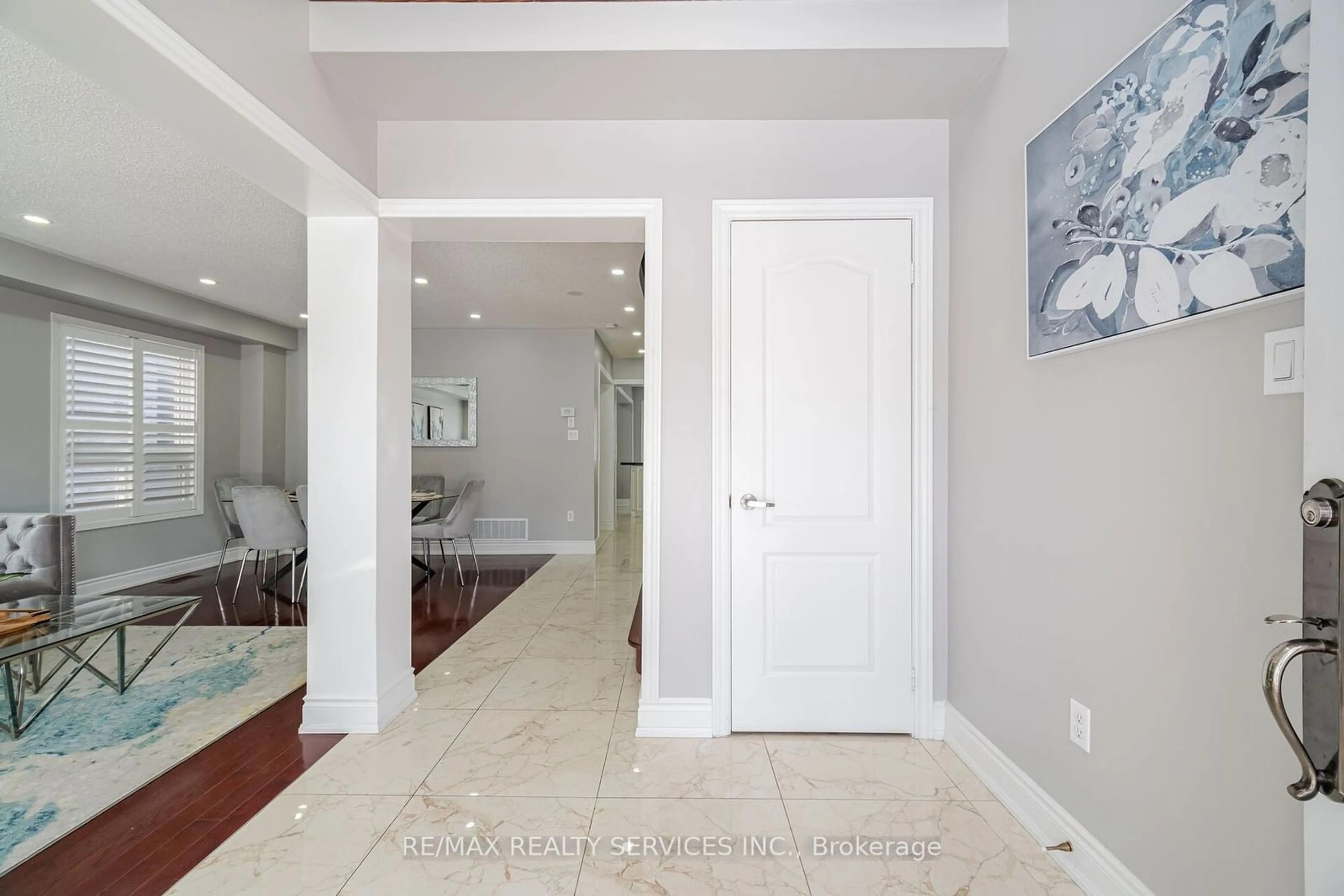 Indoor entryway for 11 Briardale Rd, Brampton Ontario L7A 1S6