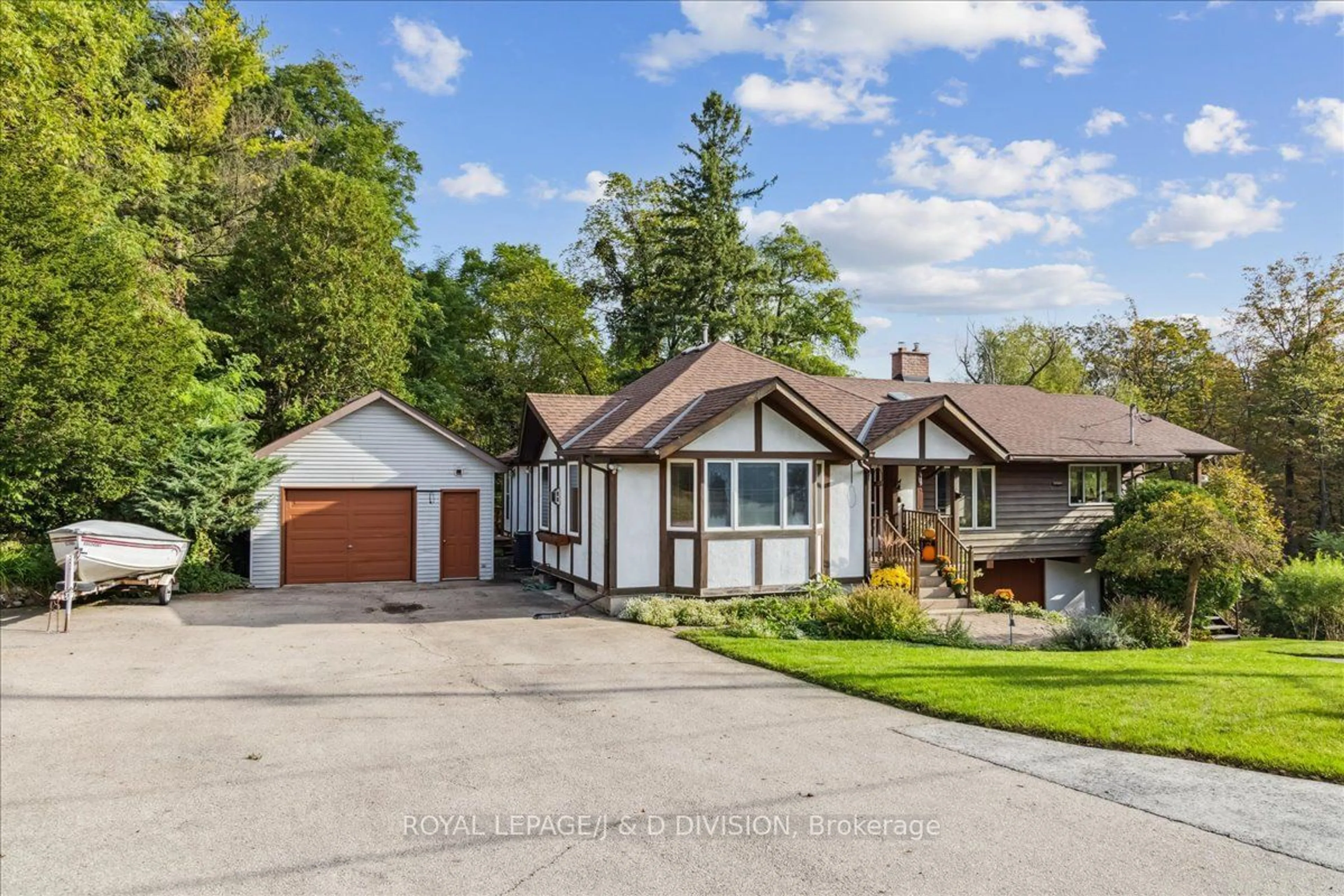 A pic from outside/outdoor area/front of a property/back of a property/a pic from drone, street for 7095 Guelph Line, Milton Ontario L0P 1B0