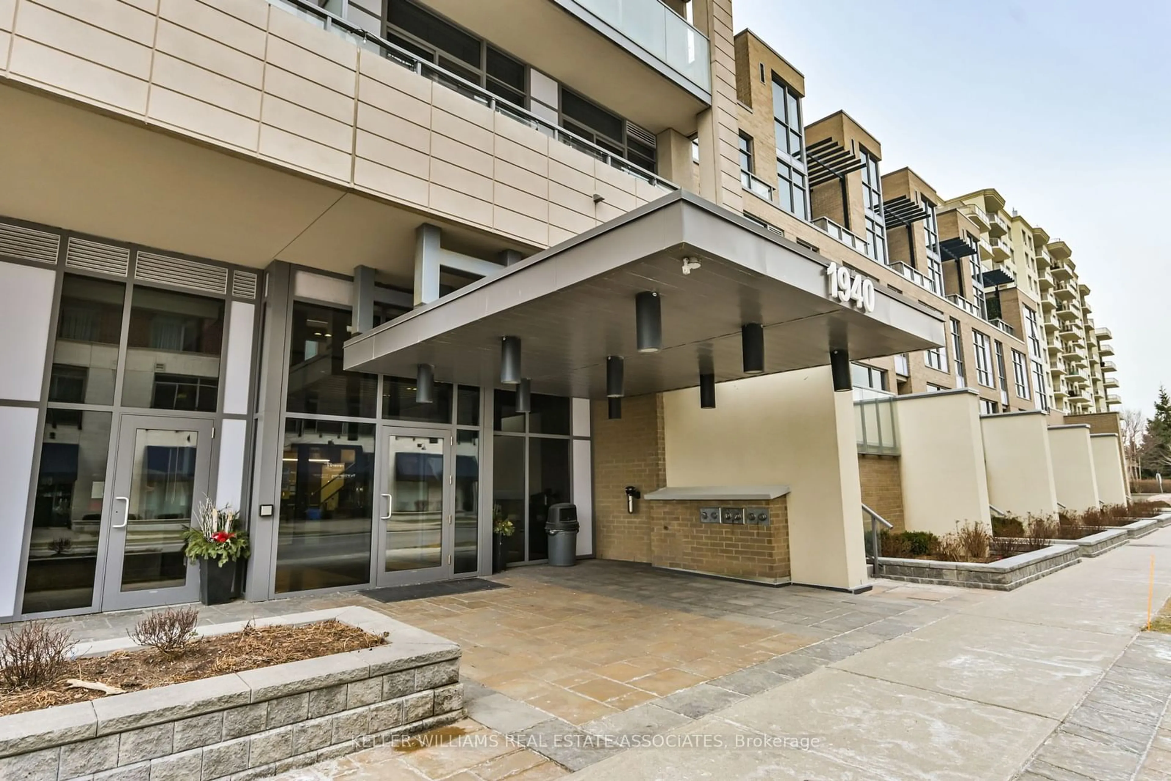 Indoor foyer for 1940 Ironstone Dr #225, Burlington Ontario L7L 0E4