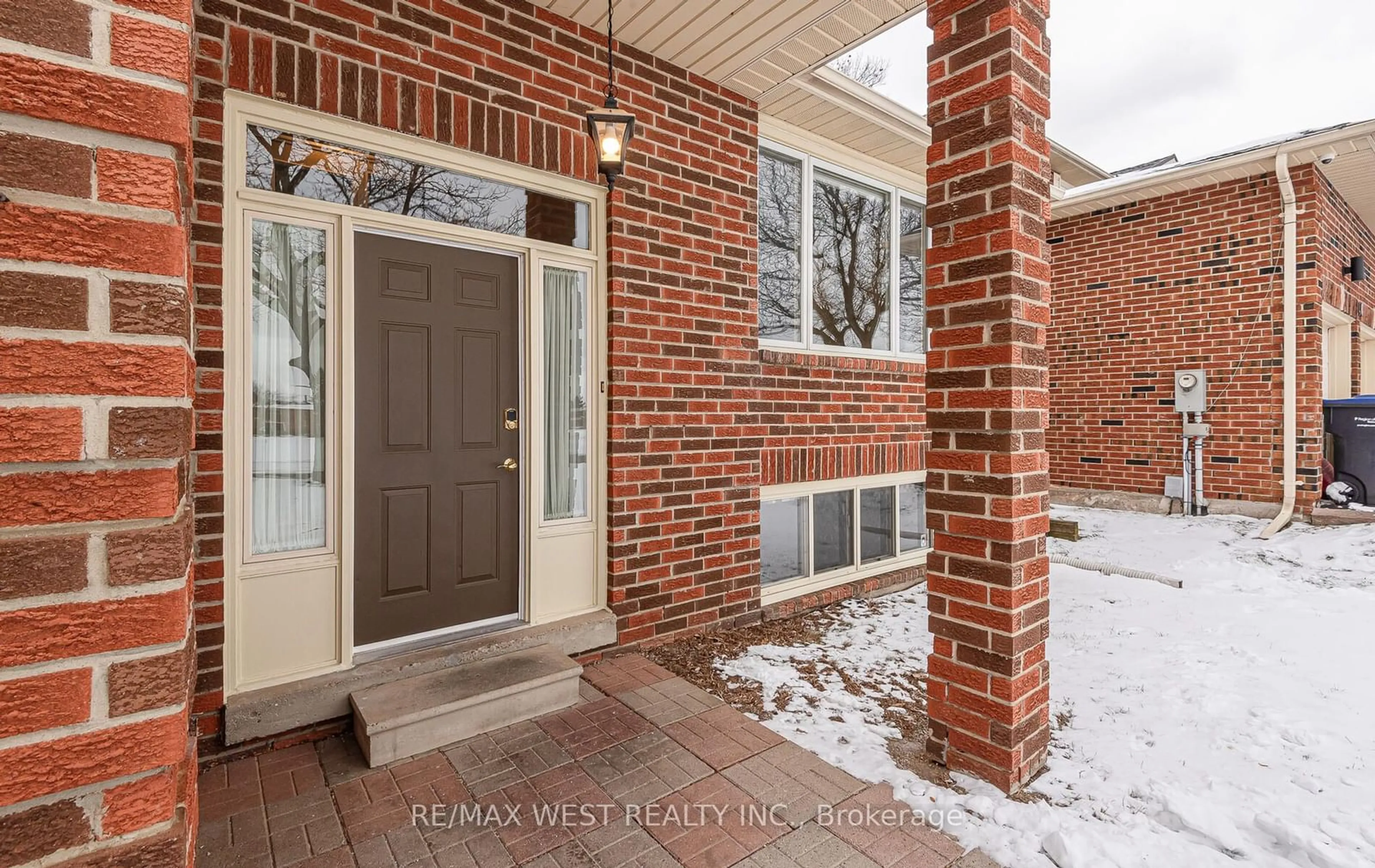 Indoor entryway for 44 Regentview Dr, Brampton Ontario L6Z 3G6