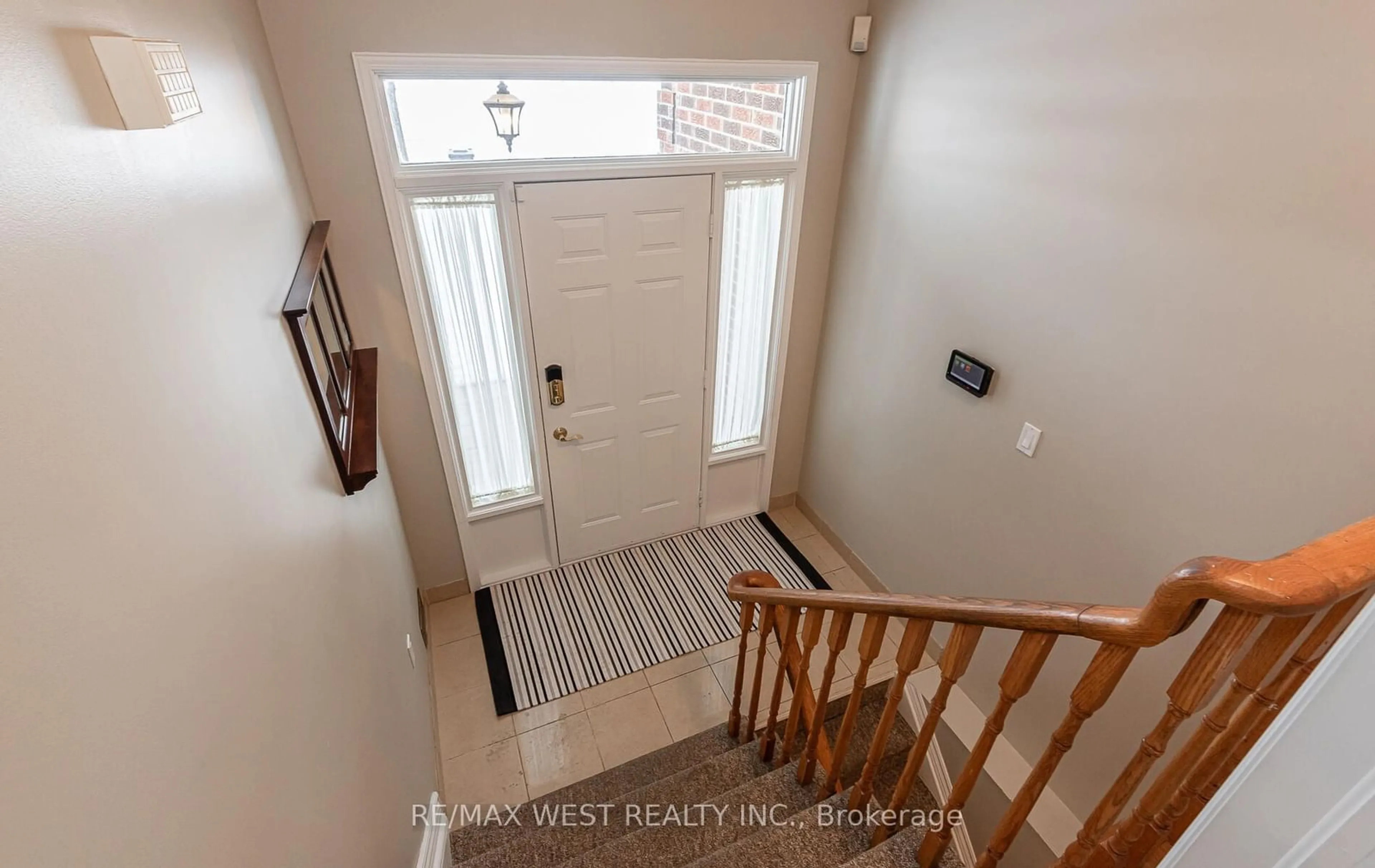 Indoor entryway for 44 Regentview Dr, Brampton Ontario L6Z 3G6