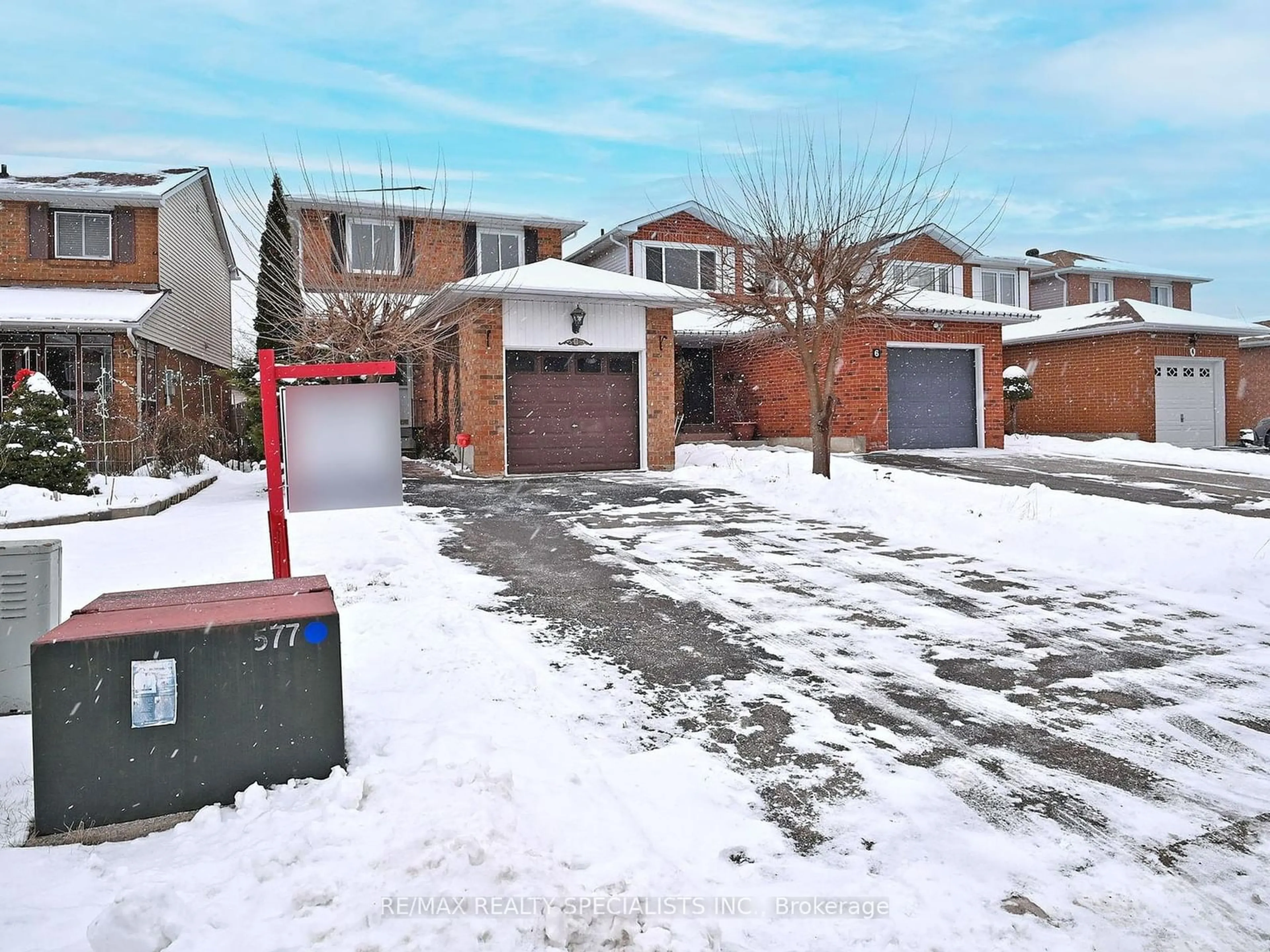 A pic from outside/outdoor area/front of a property/back of a property/a pic from drone, street for 8 Stephensen Crt, Brampton Ontario L6V 3X8