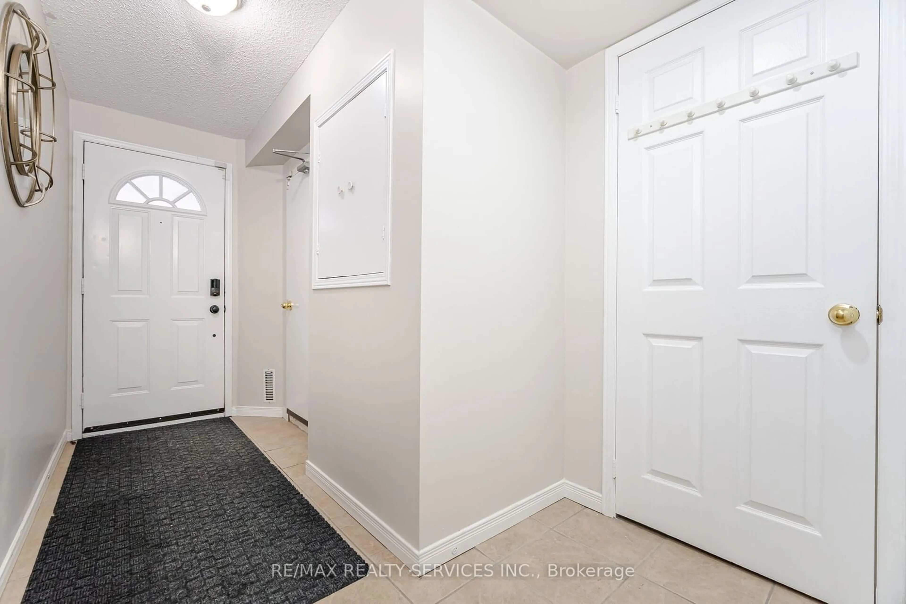 Indoor entryway for 47 Spadina Rd #32, Brampton Ontario L6X 4X6