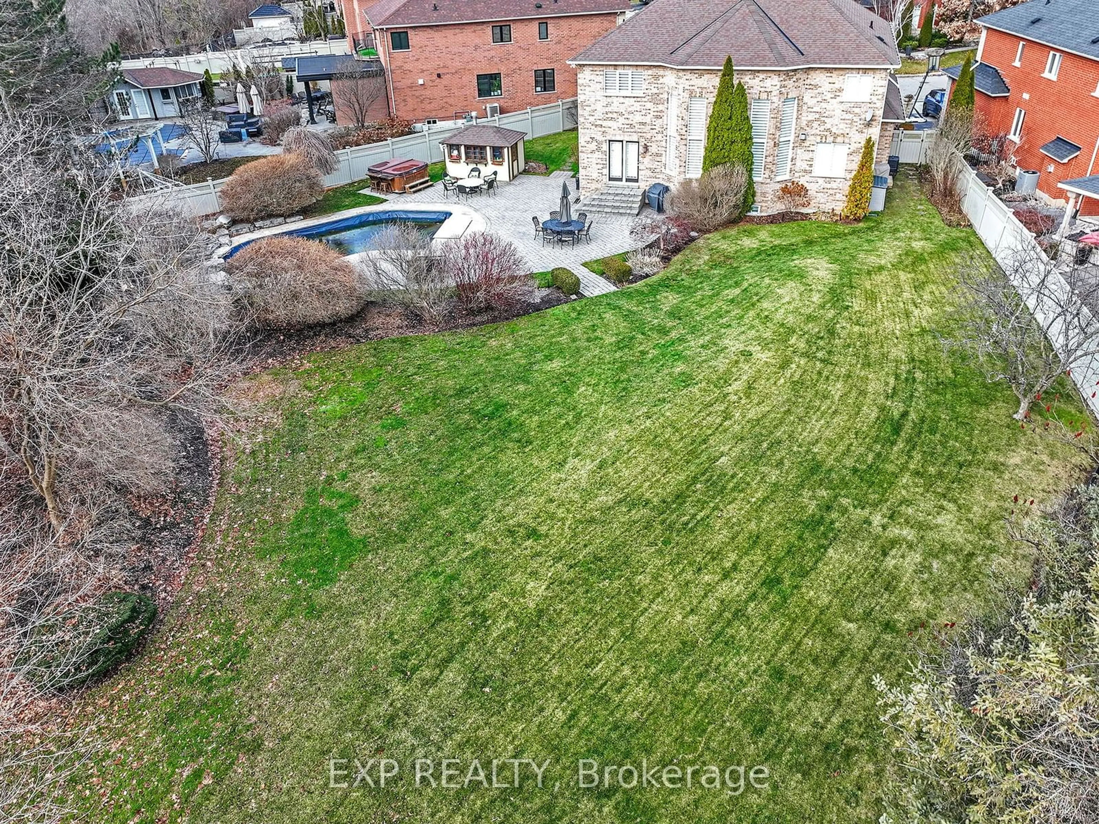 A pic from outside/outdoor area/front of a property/back of a property/a pic from drone, street for 2476 Hemmford Dr, Oakville Ontario L6M 4R6