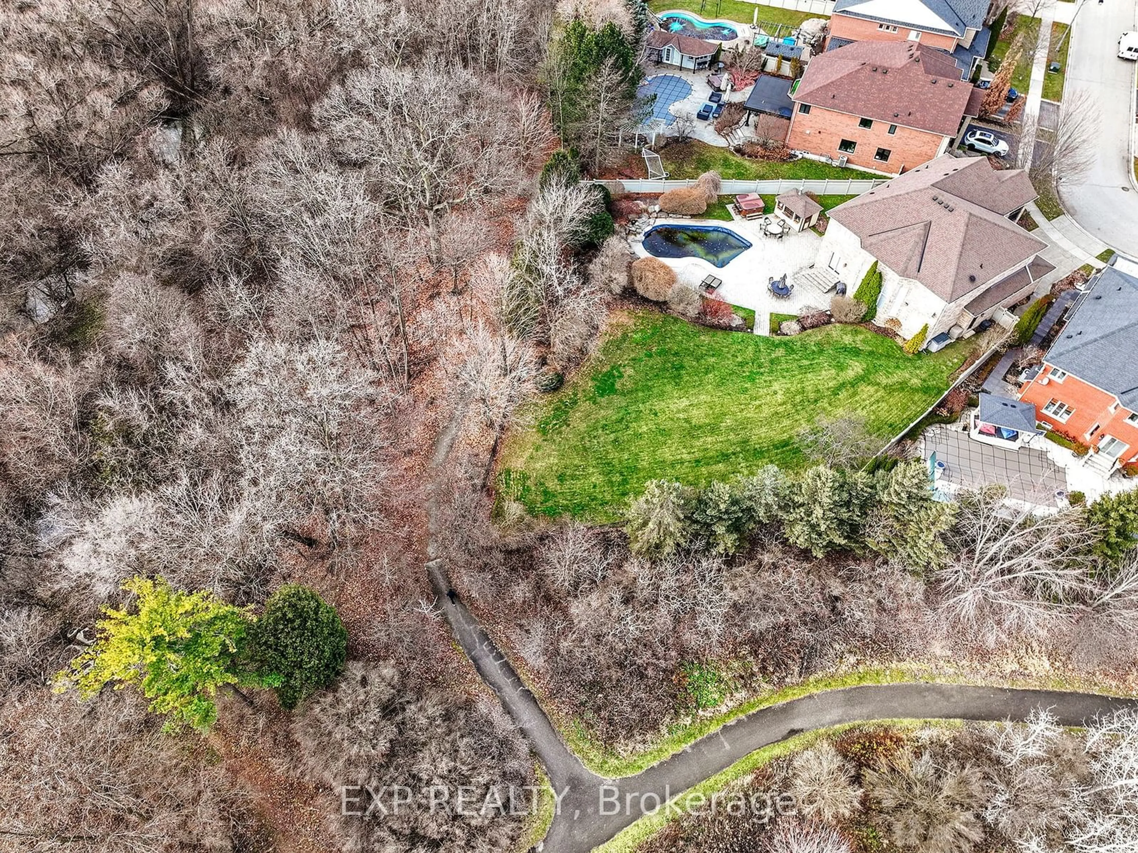 A pic from outside/outdoor area/front of a property/back of a property/a pic from drone, forest/trees view for 2476 Hemmford Dr, Oakville Ontario L6M 4R6