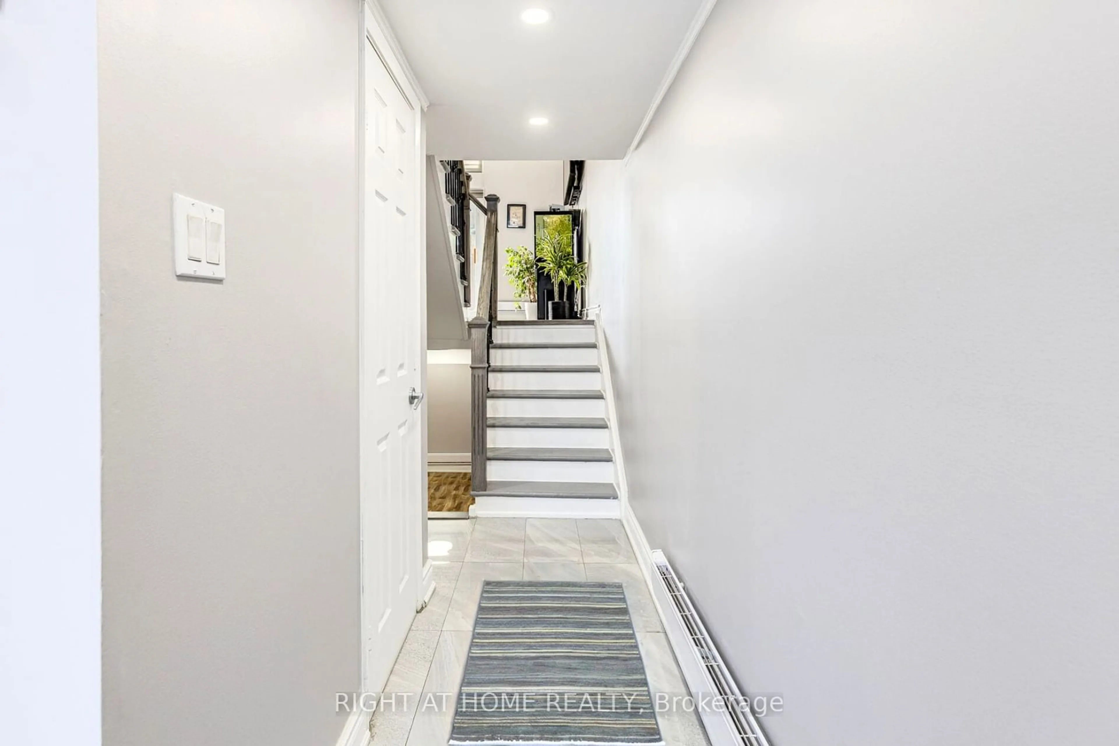 Indoor foyer for 640 Rathburn Rd #7, Mississauga Ontario L4Z 1C6