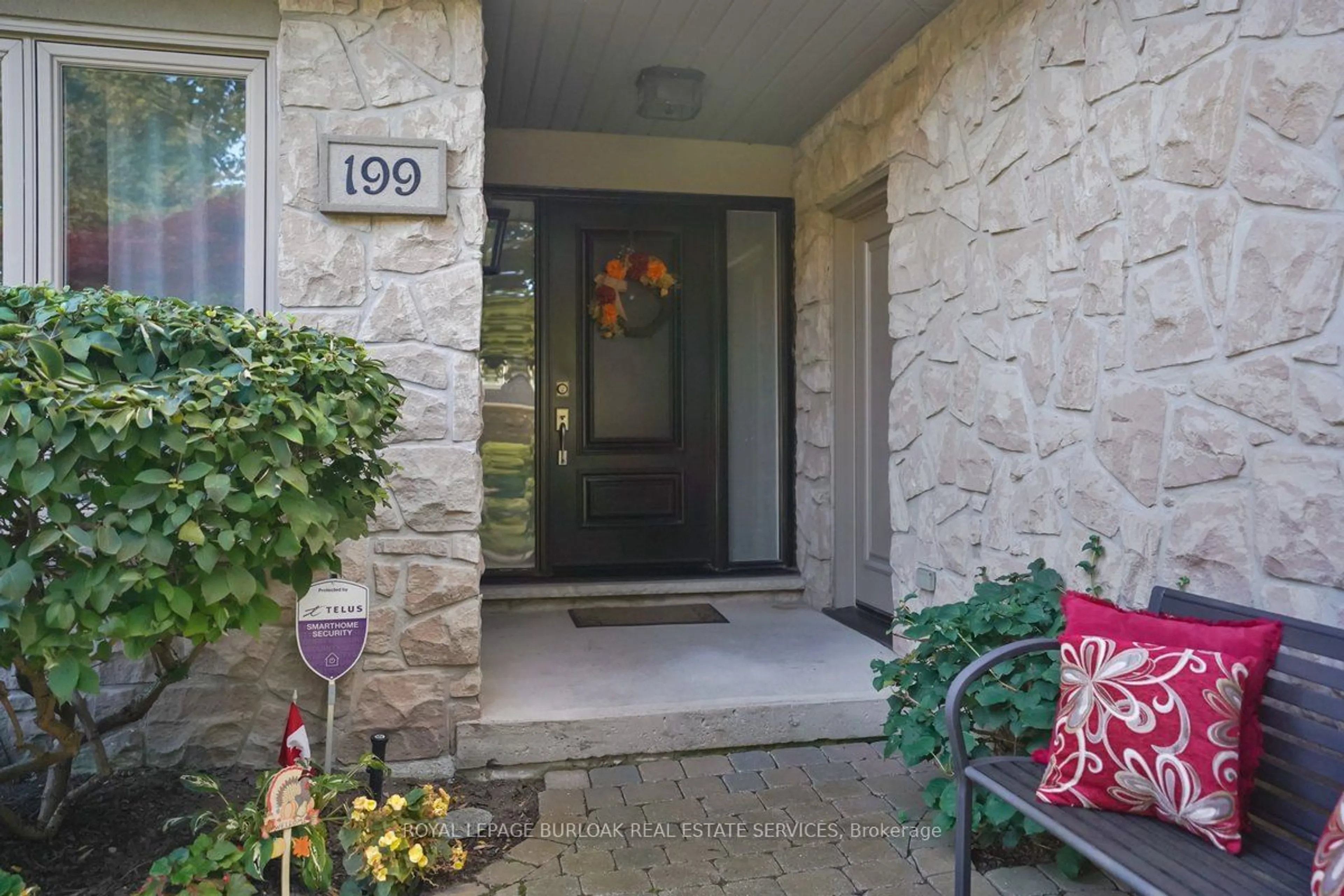 Indoor entryway for 199 Penn Dr, Burlington Ontario L7N 2B6