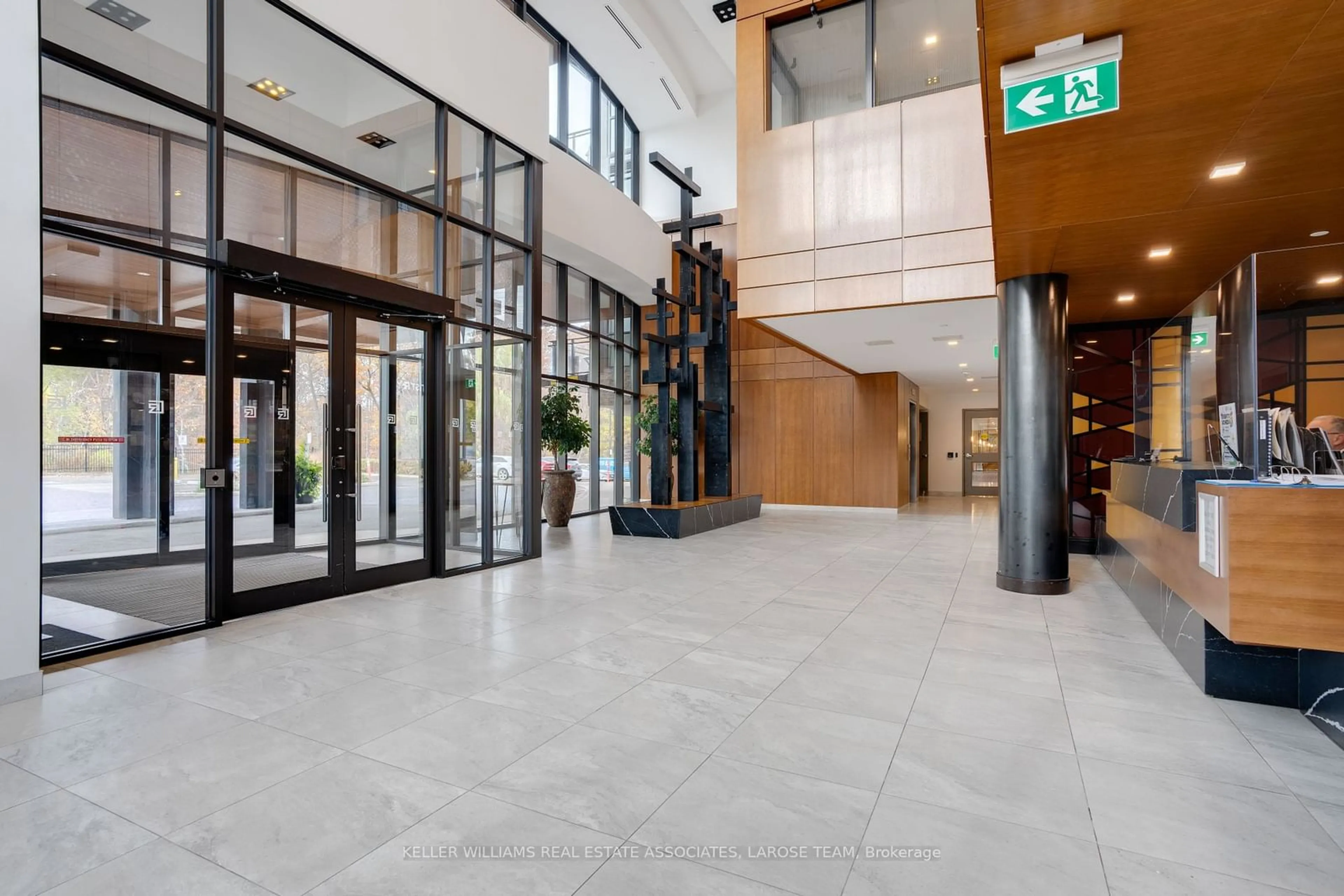 Indoor foyer for 1575 Lakeshore Rd #221, Mississauga Ontario L5J 0B1