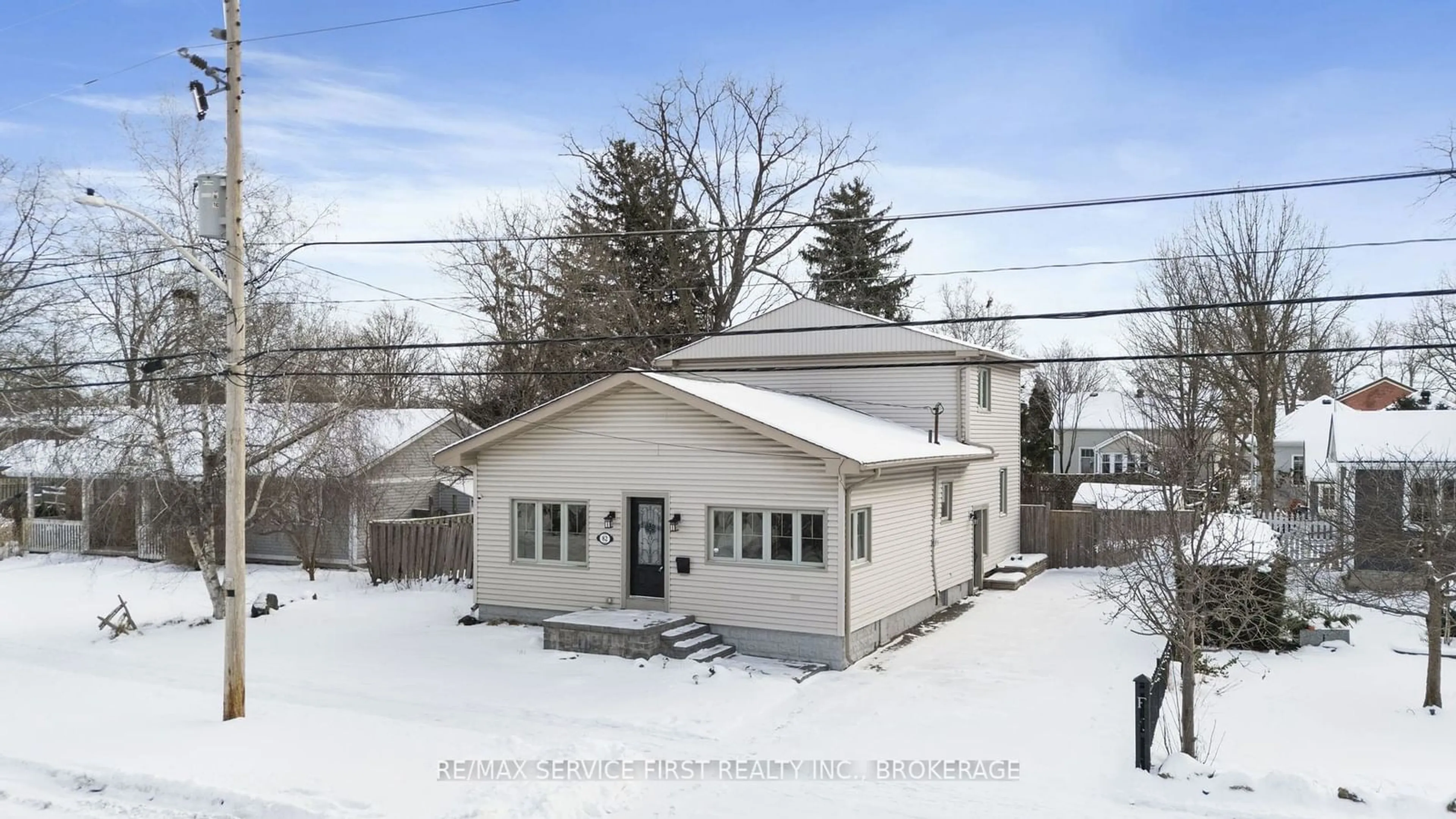 A pic from outside/outdoor area/front of a property/back of a property/a pic from drone, building for 82 King St, Milton Ontario L9T 1J7