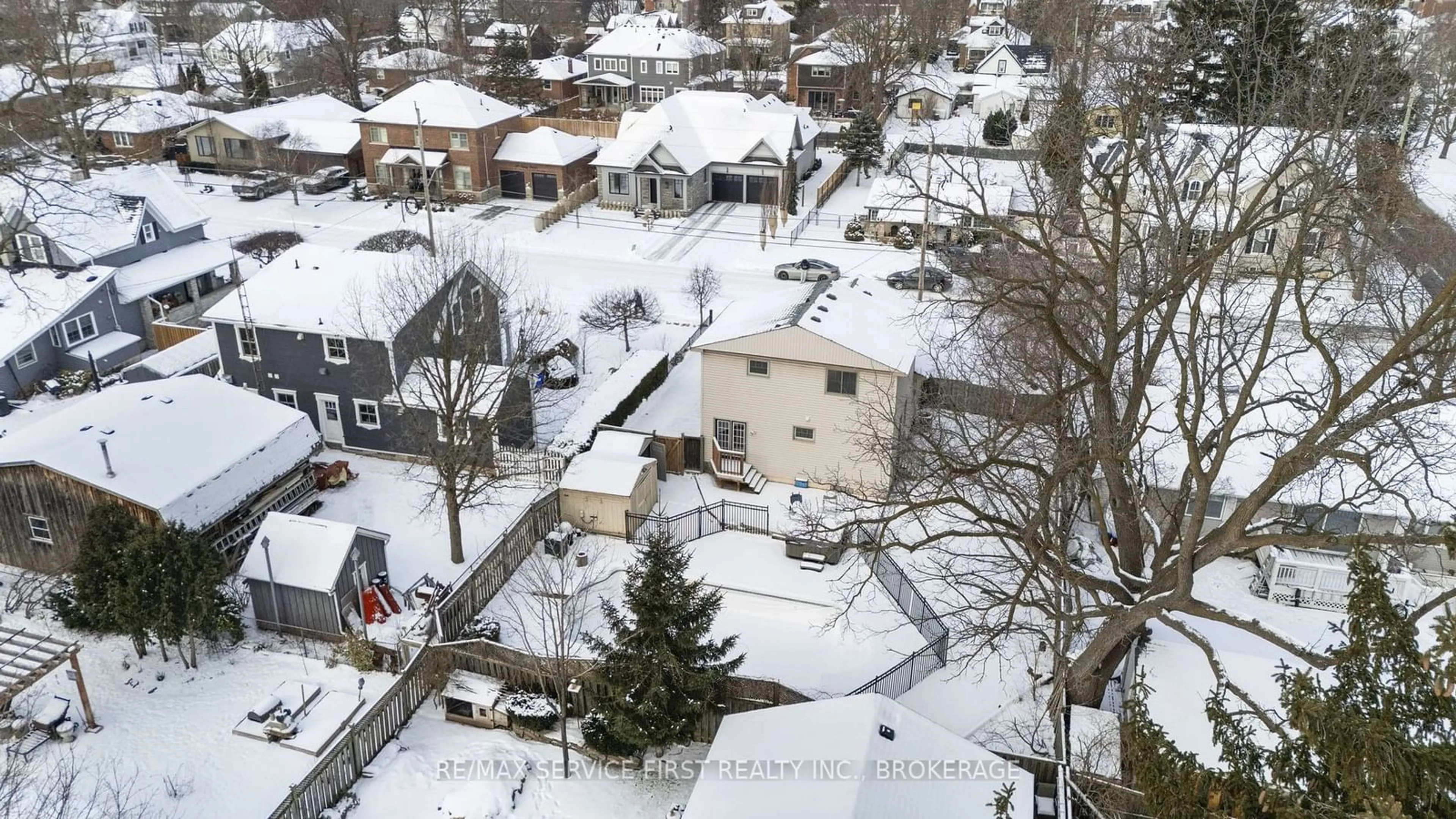 A pic from outside/outdoor area/front of a property/back of a property/a pic from drone, street for 82 King St, Milton Ontario L9T 1J7