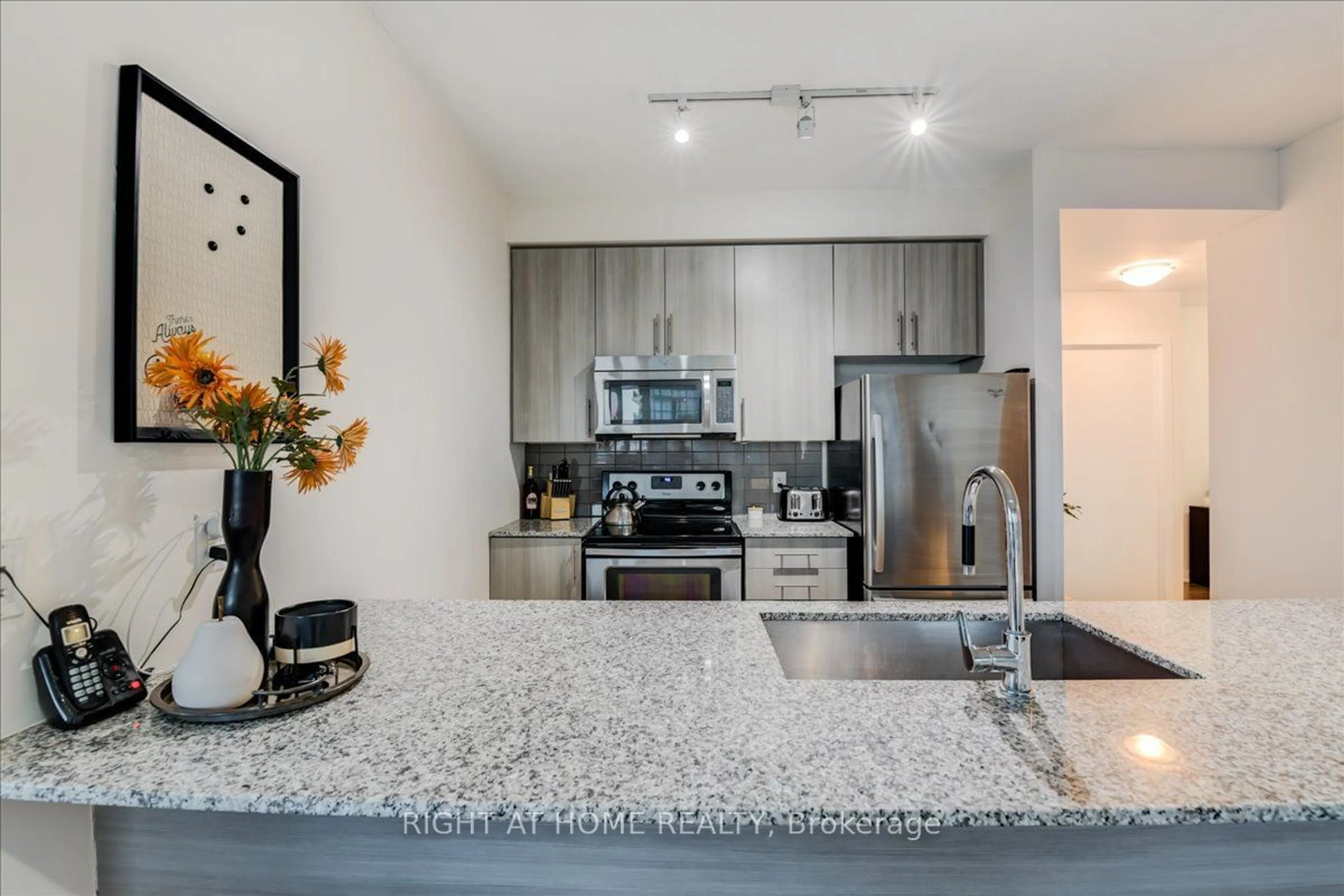 Open concept kitchen, ceramic/tile floor for 4099 Brickstone Mews #1403, Mississauga Ontario L5B 0G2