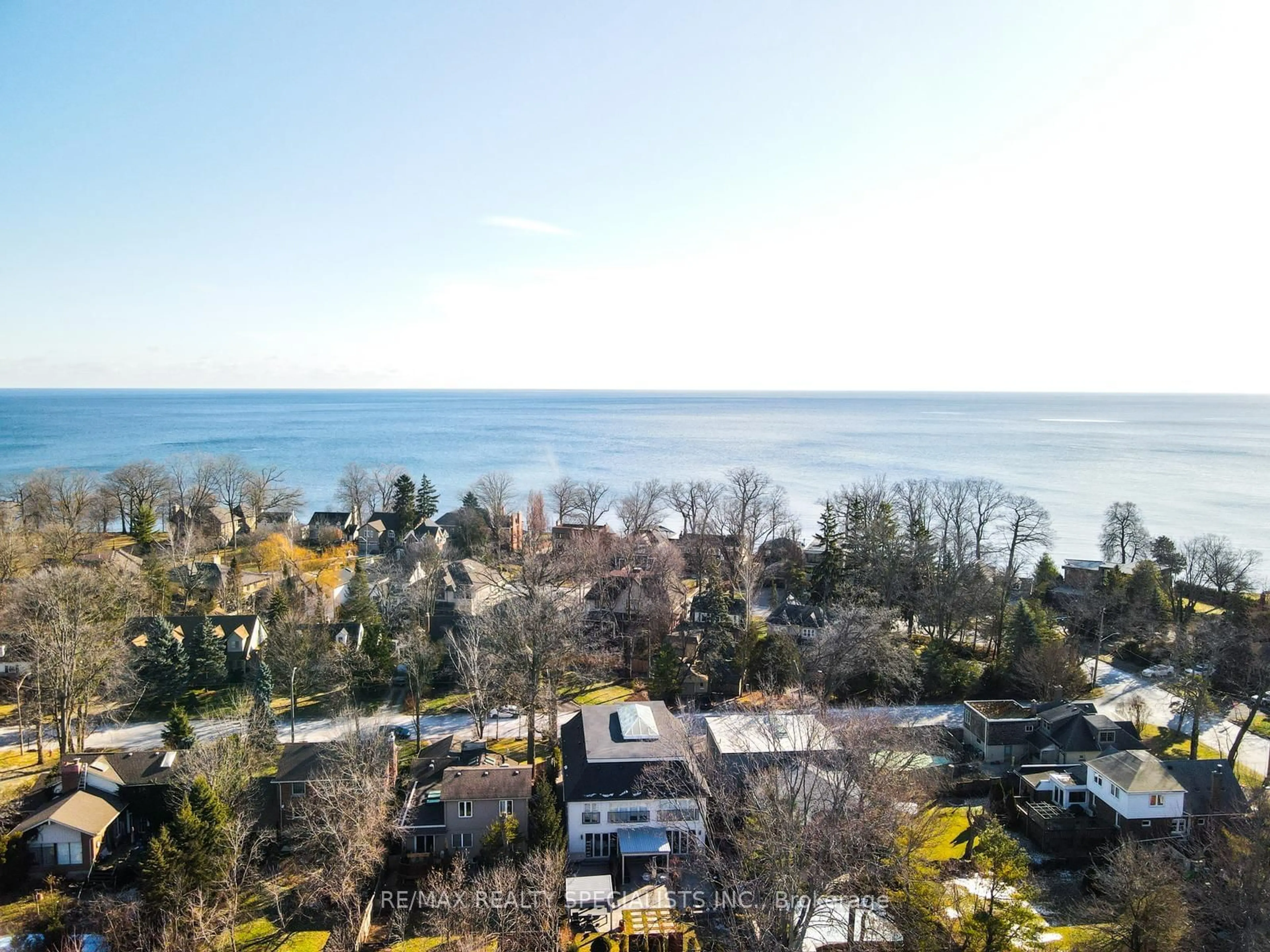 A pic from outside/outdoor area/front of a property/back of a property/a pic from drone, water/lake/river/ocean view for 6 Brant Ave, Mississauga Ontario L5G 3N8