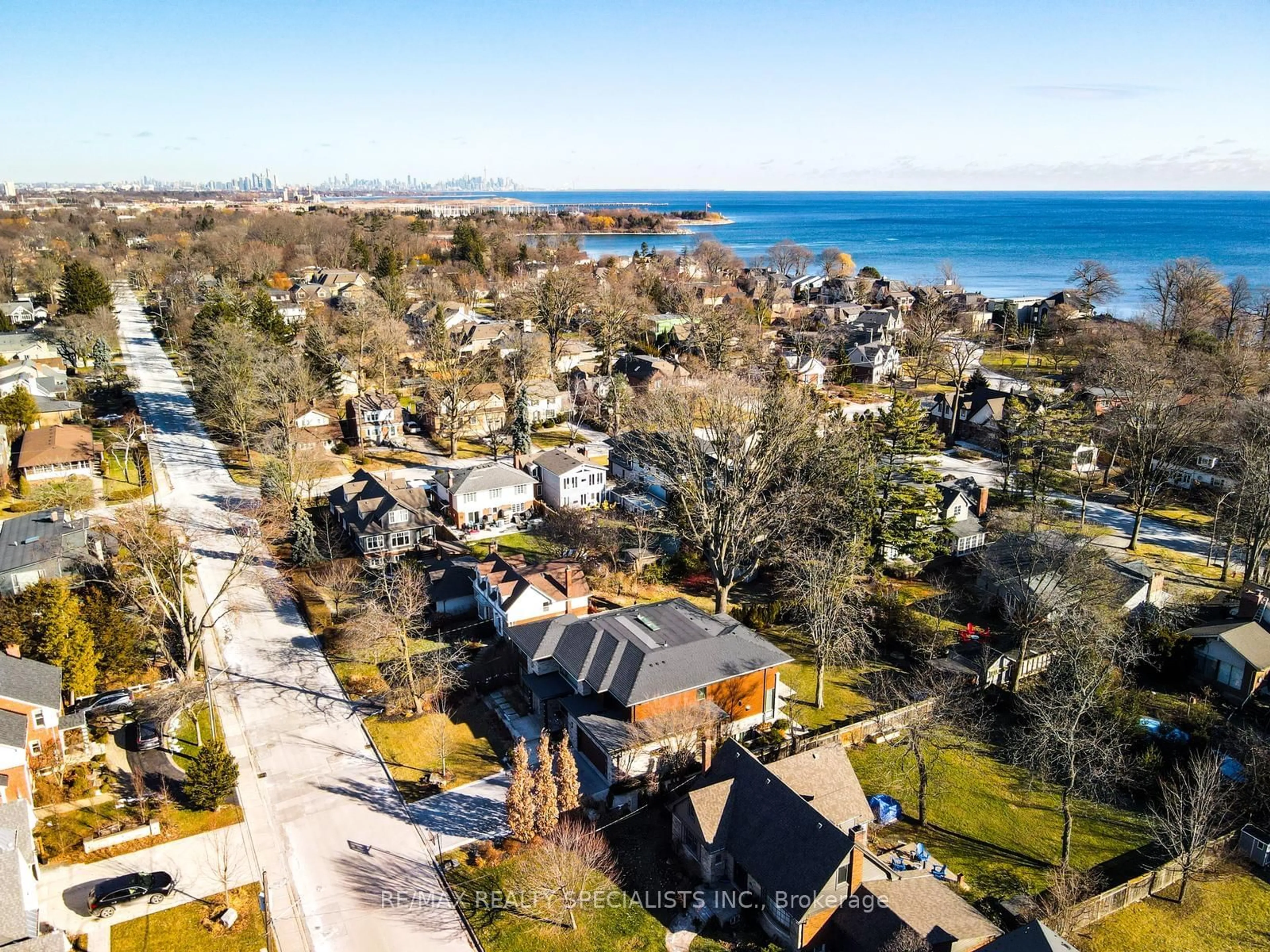 A pic from outside/outdoor area/front of a property/back of a property/a pic from drone, water/lake/river/ocean view for 6 Brant Ave, Mississauga Ontario L5G 3N8