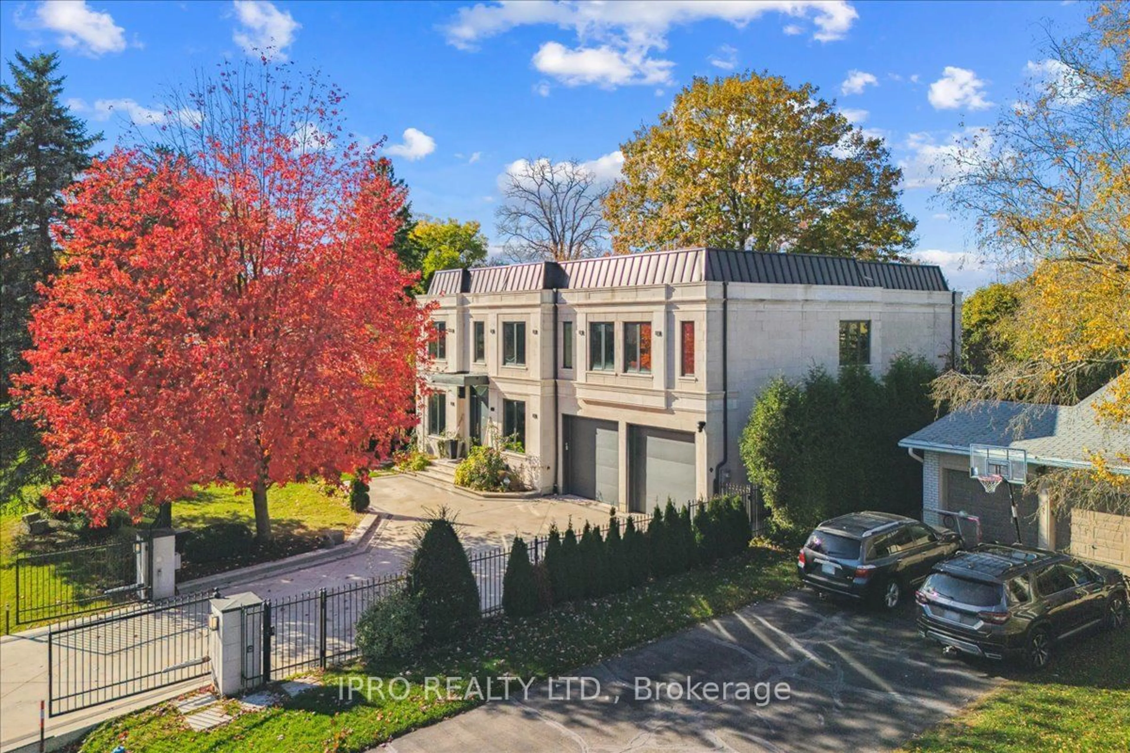 A pic from outside/outdoor area/front of a property/back of a property/a pic from drone, street for 1453 Seagram Ave, Oakville Ontario L6L 1W9