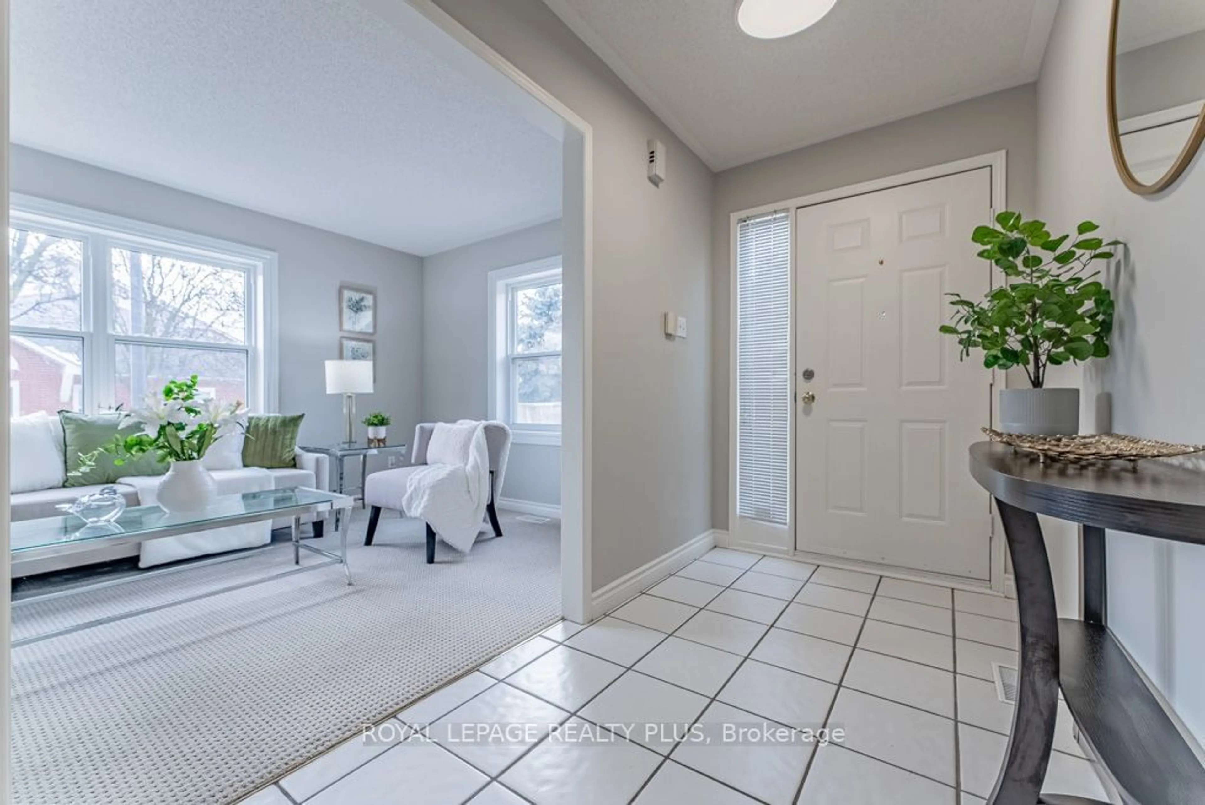 Indoor entryway for 5659 Glen Erin Dr #23, Mississauga Ontario L5M 5P2