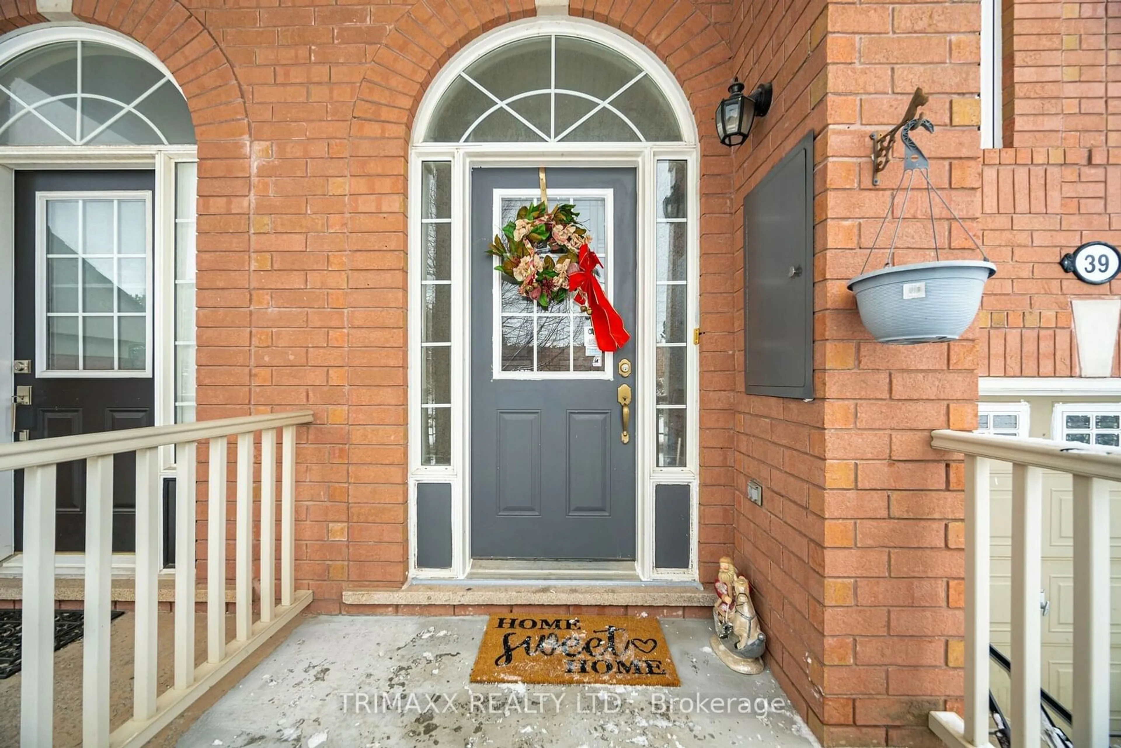 Indoor entryway for 39 Decker Hollow Circ, Brampton Ontario L6X 0K9