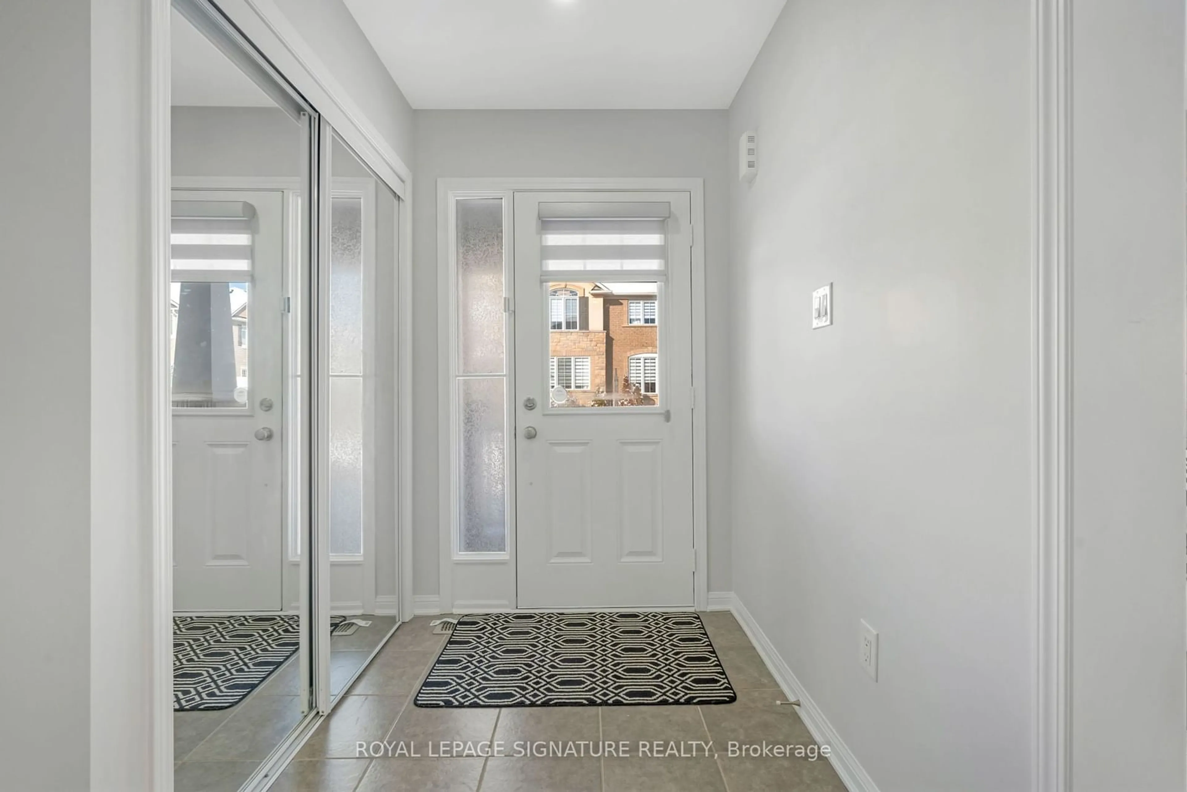 Indoor entryway for 897 Farmstead Dr, Milton Ontario L9T 8J5