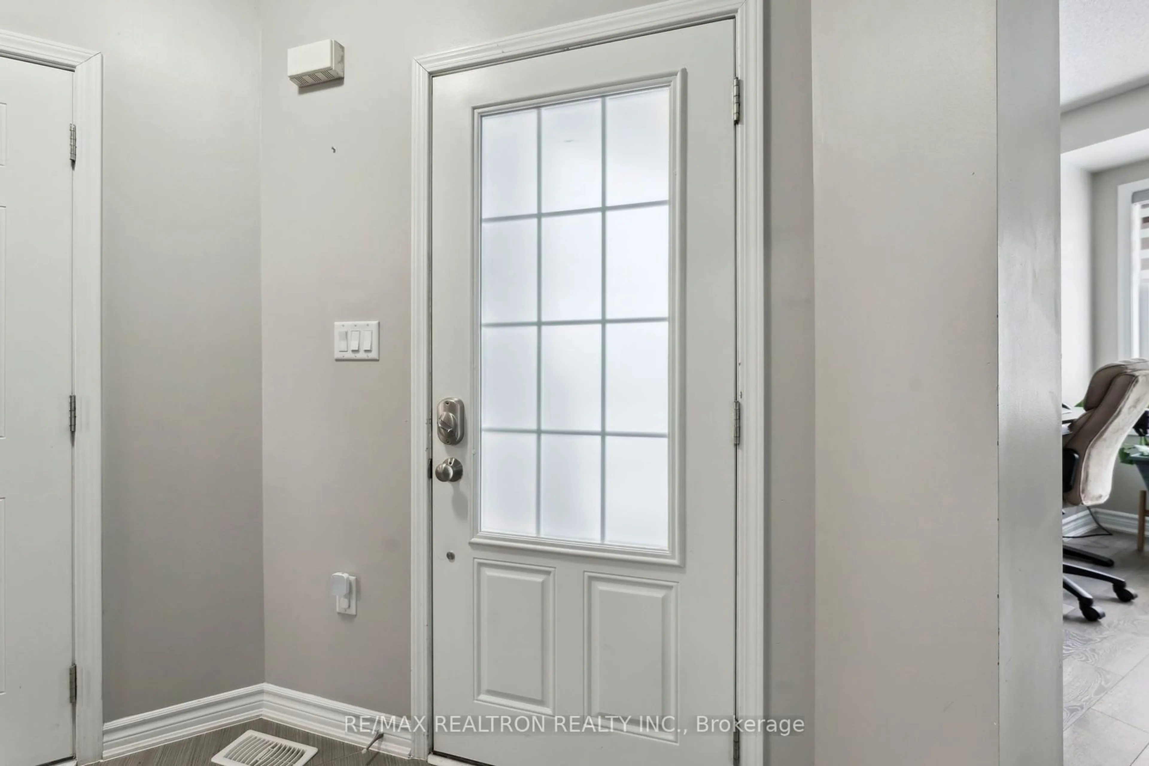 Indoor entryway for 307 Yates Dr, Milton Ontario L9T 2W3