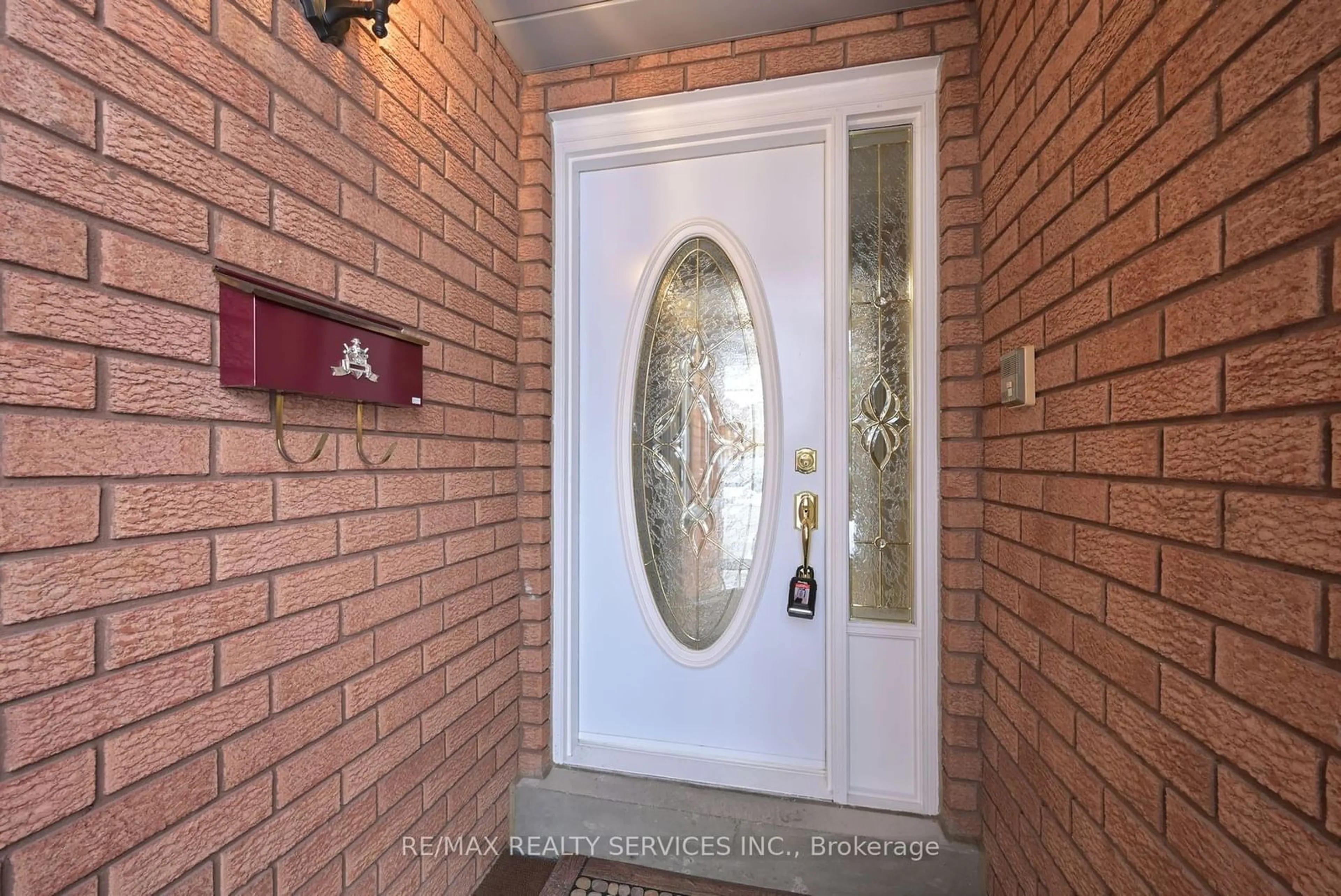 Indoor entryway for 8 Michigan Ave, Brampton Ontario L6Y 4N5