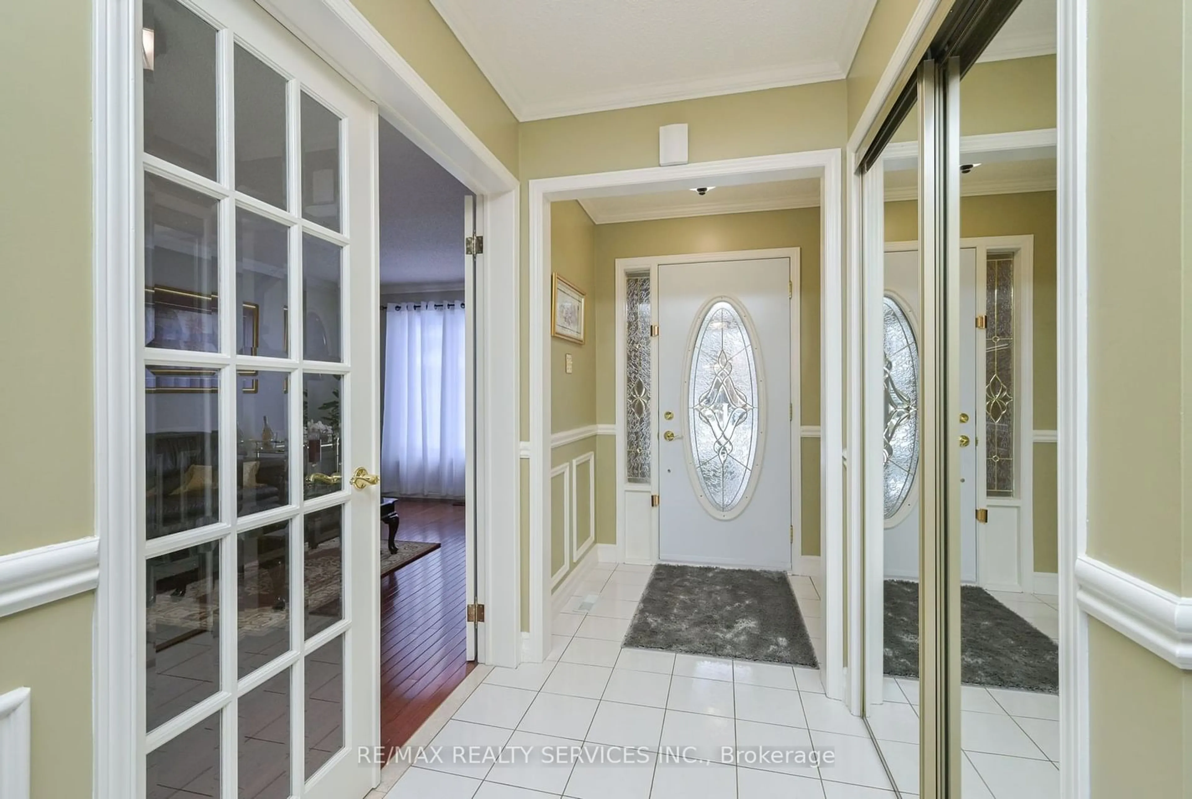 Indoor foyer for 8 Michigan Ave, Brampton Ontario L6Y 4N5