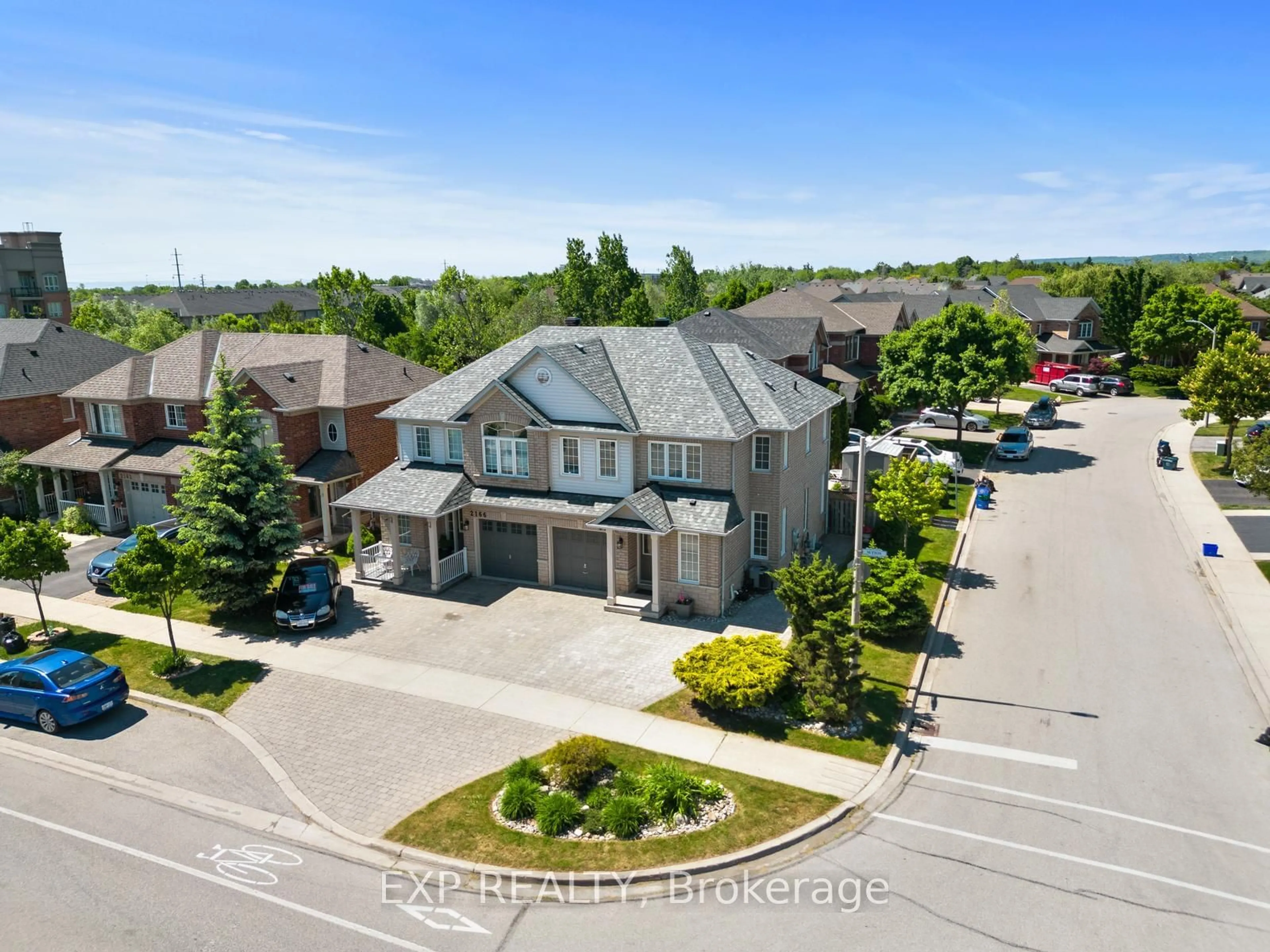 A pic from outside/outdoor area/front of a property/back of a property/a pic from drone, street for 2168 Sutton Dr, Burlington Ontario L7L 7K5